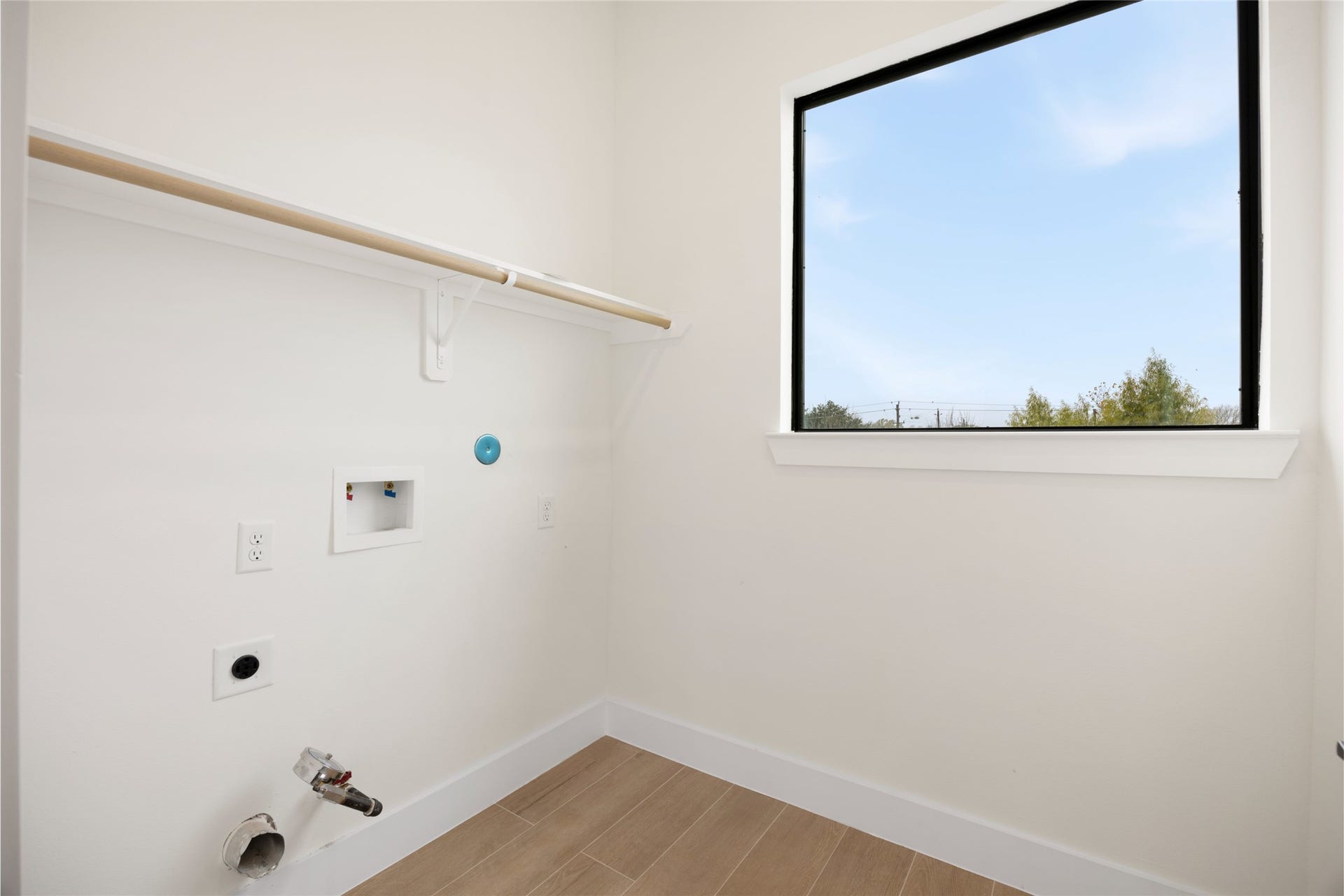 6328 Sidney Street, Houston, TX 77021 laundry room