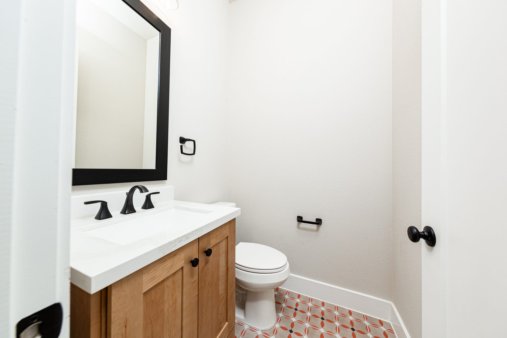 41418 Threadgill Way, Montgomery, TX 77316 The powder bath features a stylish vanity with framed mirror, and a clean, modern design.