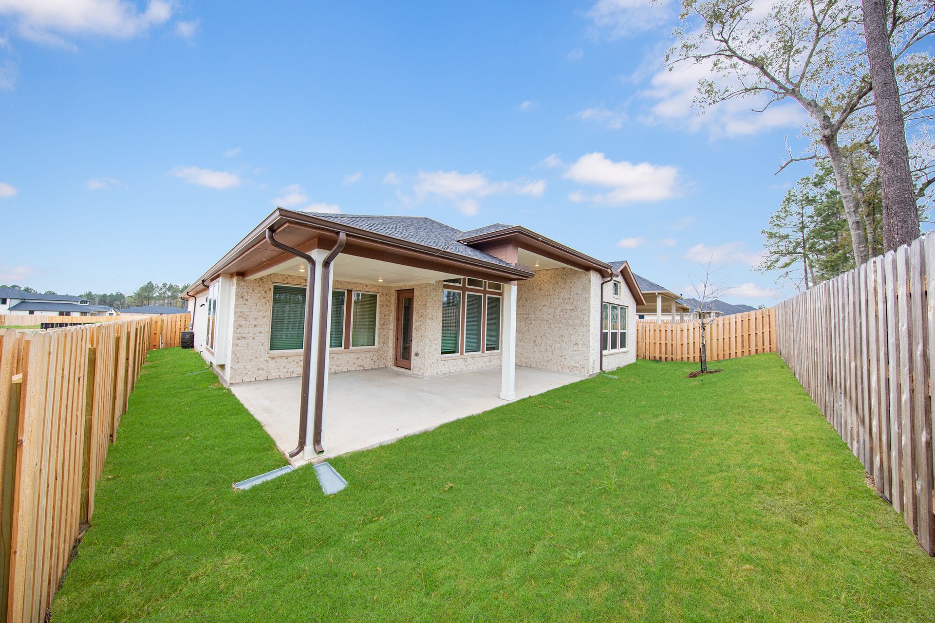 41418 Threadgill Way, Montgomery, TX 77316 Come explore this generous backyardperfect for kids to play freely and adults to unwind in comfort!