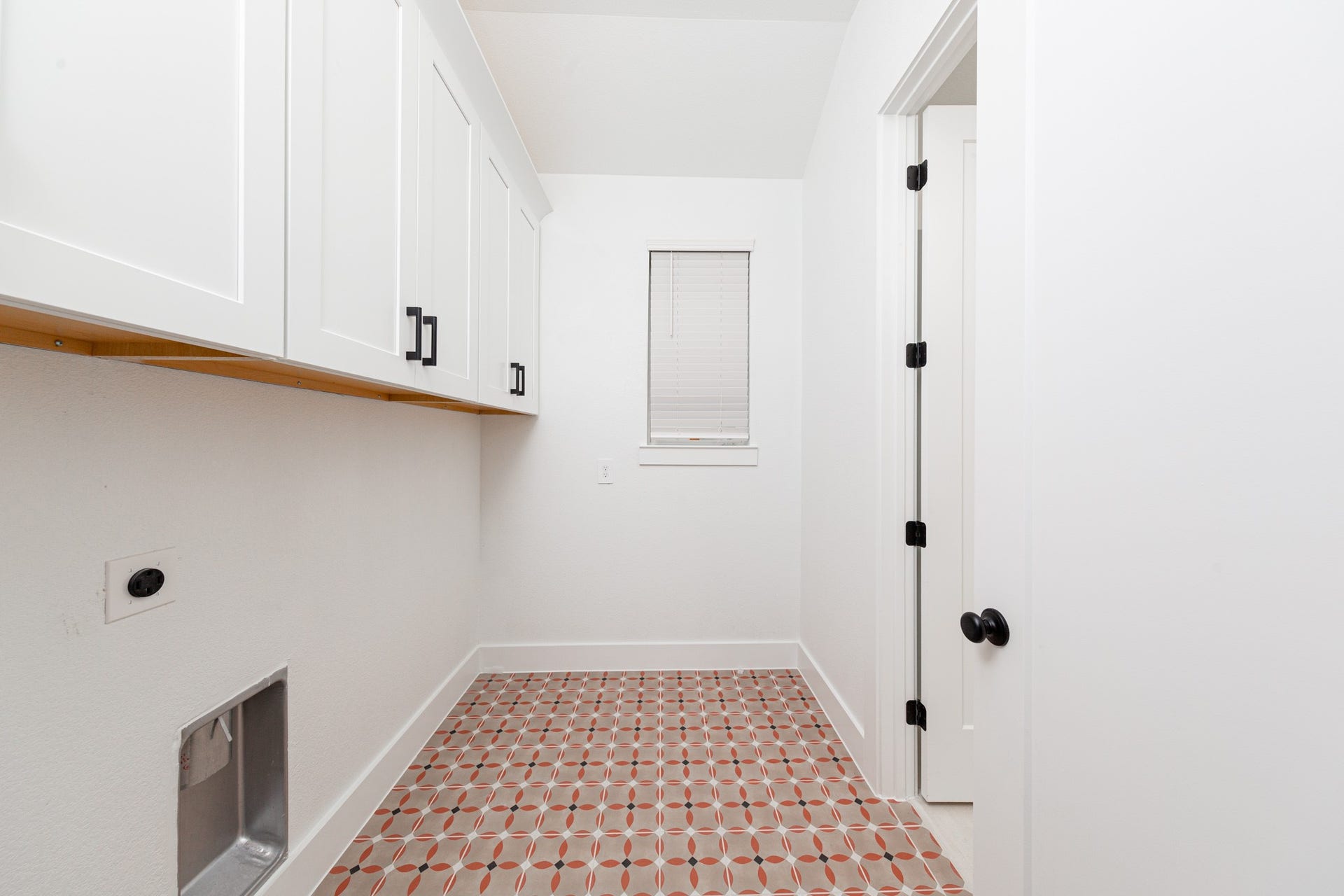 41418 Threadgill Way, Montgomery, TX 77316 This bright and functional laundry room is conveniently located right off the primary walk-in closet and is ready for your appliances. It features clean white walls, trim, cabinets, window, and gorgeous tile flooring.