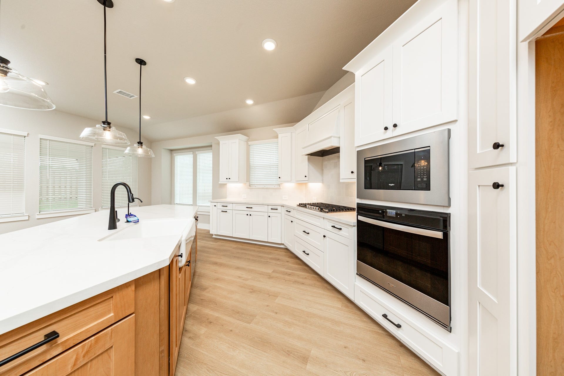 41418 Threadgill Way, Montgomery, TX 77316 Discover the perfect blend of style and function in this modern kitchen, ready for your next culinary adventure. Equipped with high-end, stainless steel appliances, including a gas cooktop, built-in oven, and microwave.