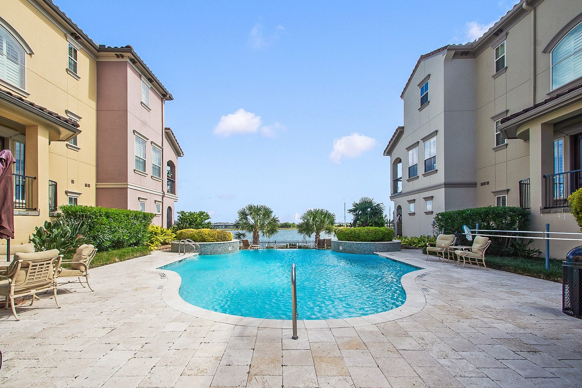 16 Laurelwood Drive, Pasadena, TX 77058 Infinity Pool overlooking the lake!