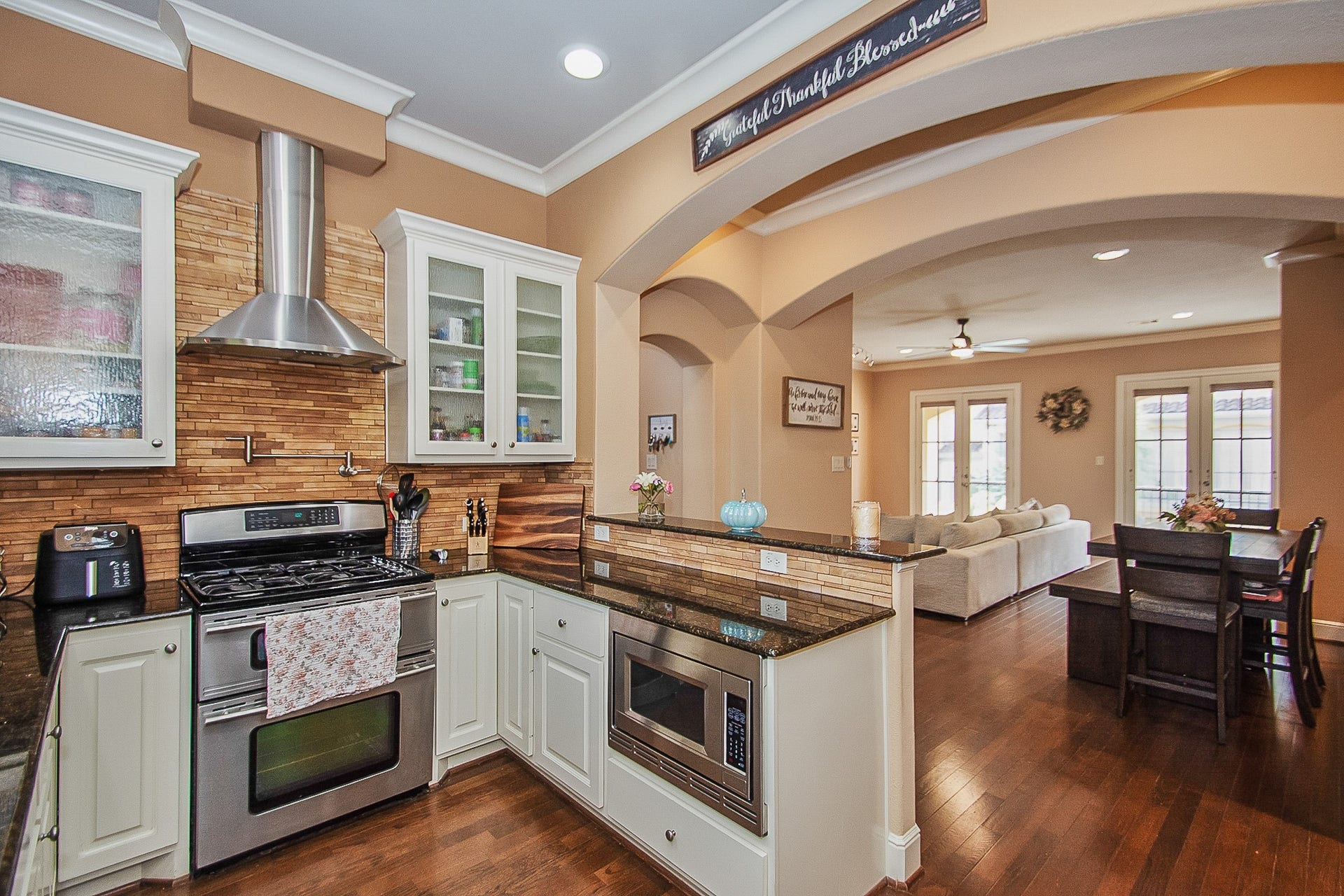 16 Laurelwood Drive, Pasadena, TX 77058 Kitchen overlooking the living and dining areas
