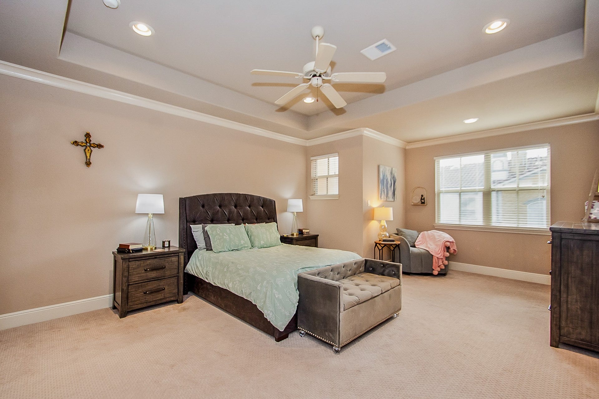 16 Laurelwood Drive, Pasadena, TX 77058 Note the high, tray ceiling with recessed lighting