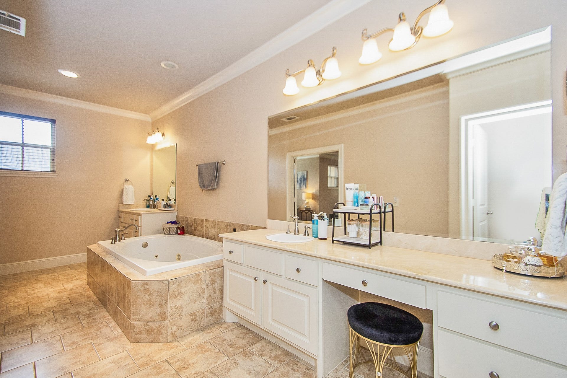 16 Laurelwood Drive, Pasadena, TX 77058 Extended vanity