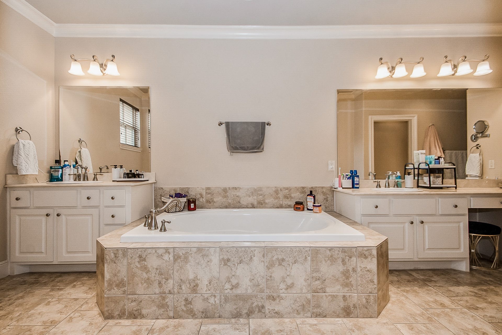 16 Laurelwood Drive, Pasadena, TX 77058 Beautiful Master Bath, with dual vanities and jetted tub