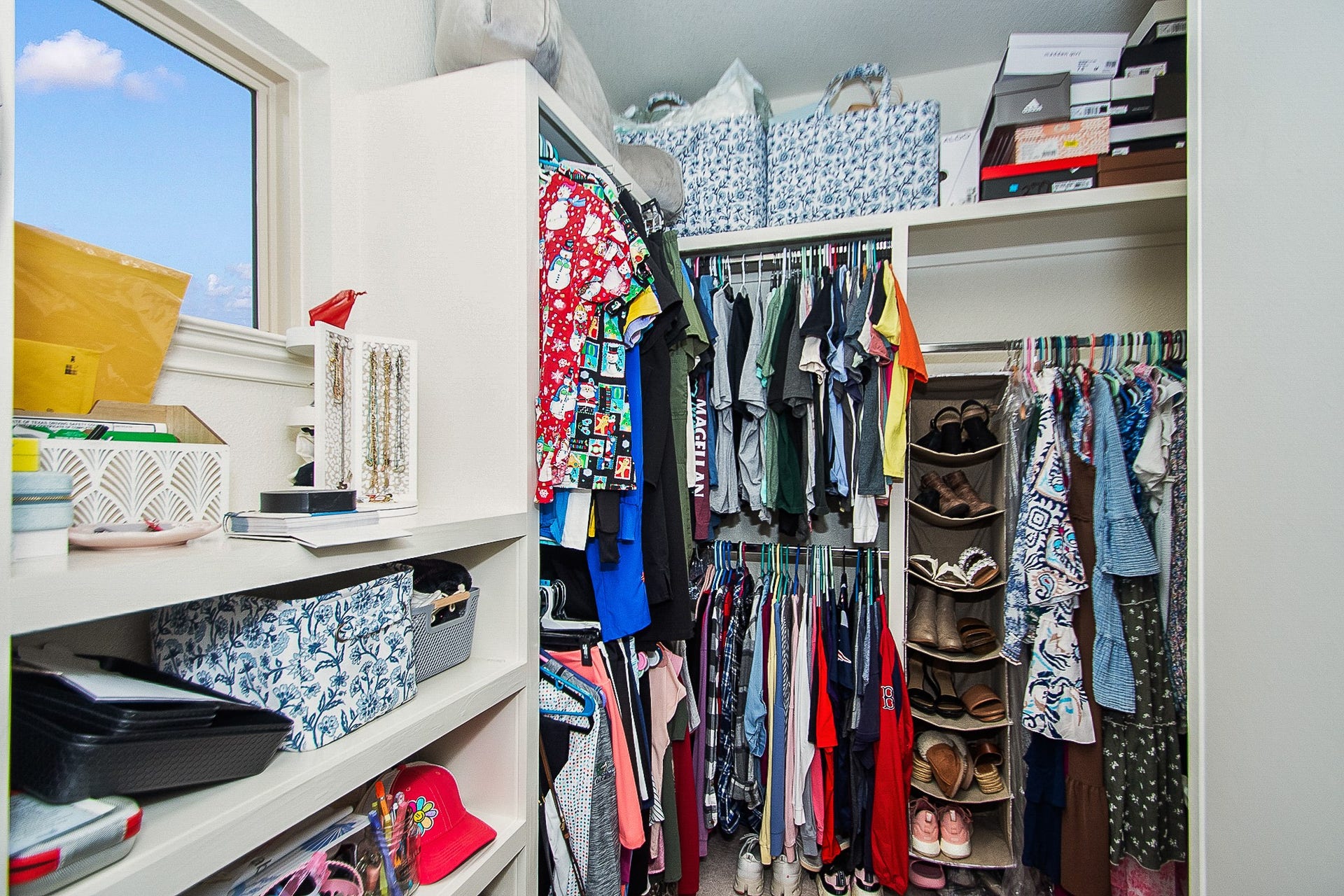 16 Laurelwood Drive, Pasadena, TX 77058 Oversized closet with custom shelving