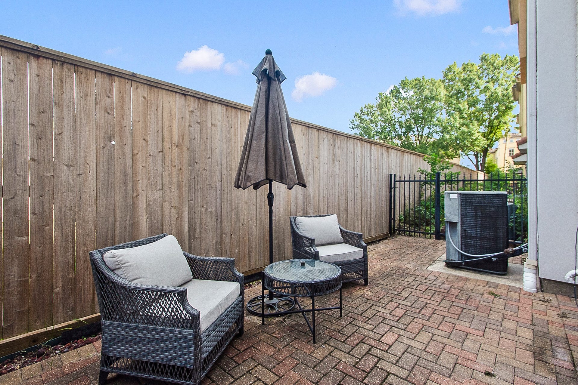 16 Laurelwood Drive, Pasadena, TX 77058 Private courtyard with new fence