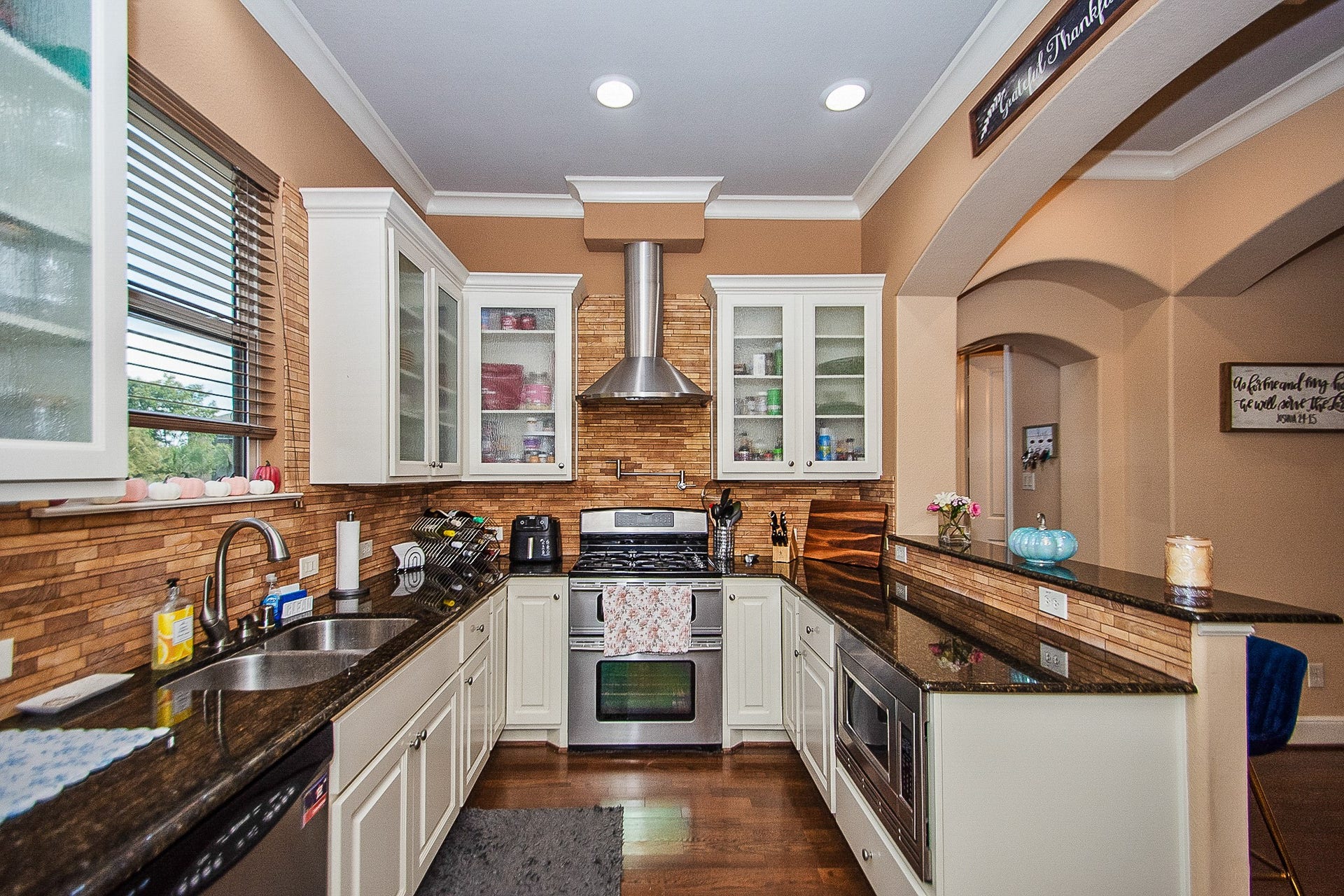 16 Laurelwood Drive, Pasadena, TX 77058 Gourmet kitchen loaded with custom features