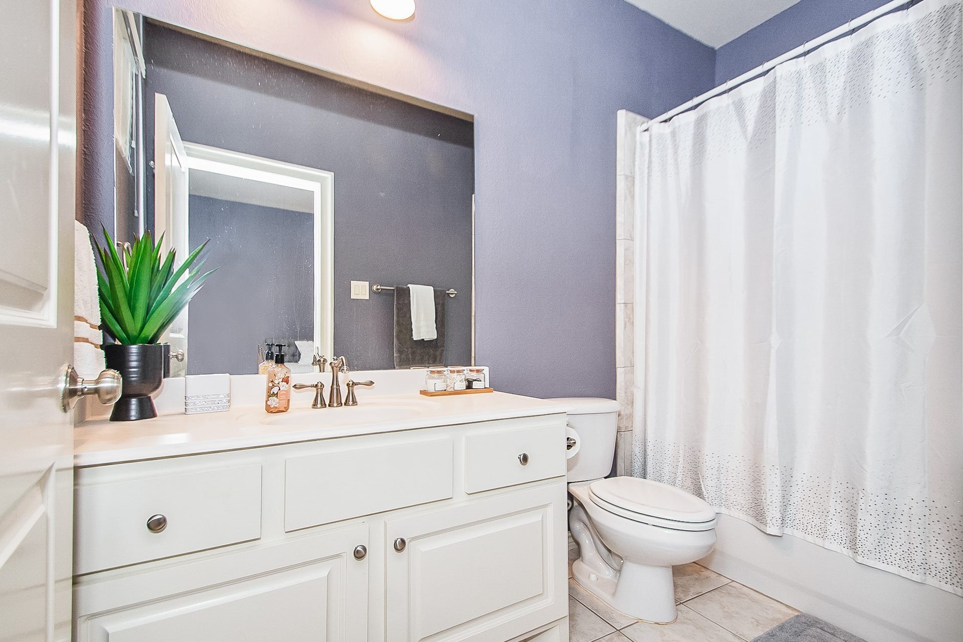 16 Laurelwood Drive, Pasadena, TX 77058 Secondary Bathroom