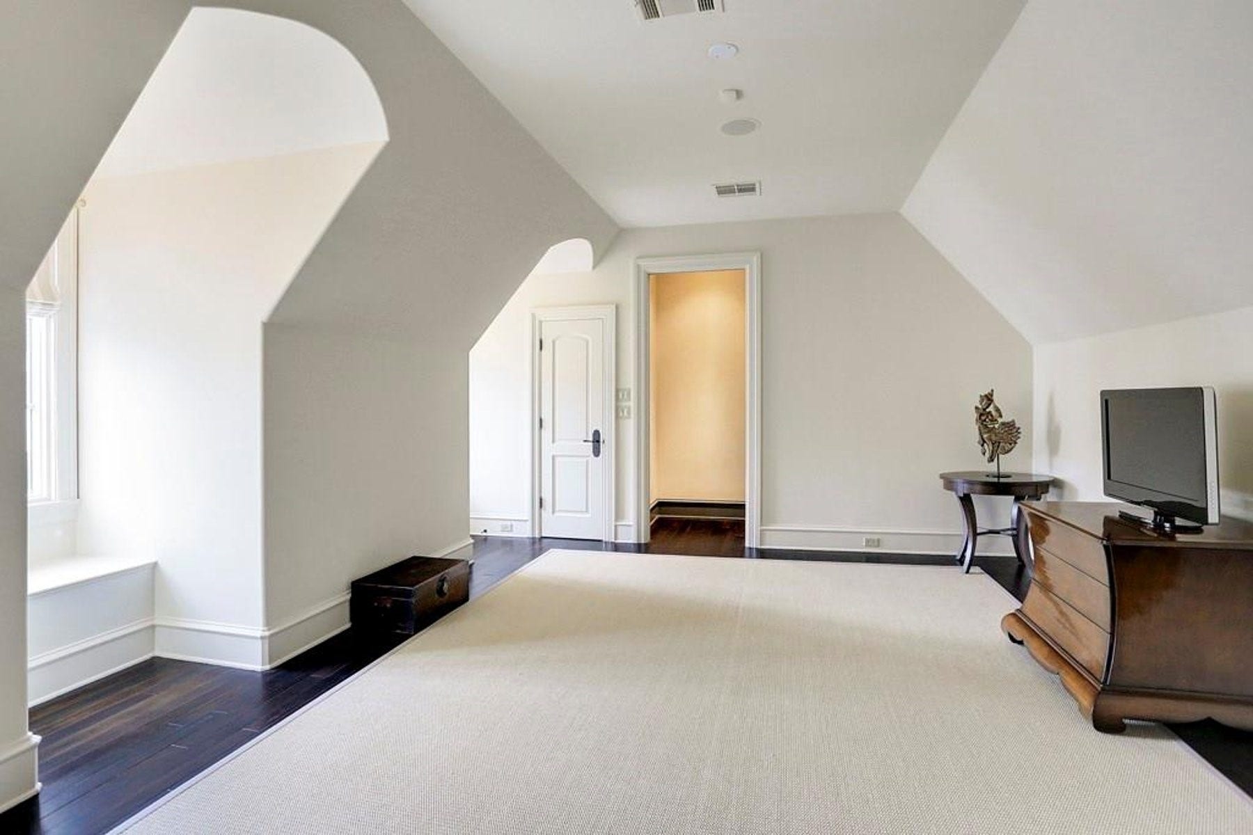 5110 W Oak Mews, Houston, TX 77056 The third bedroom is sequestered from the rest of the home and has an ensuite bathroom.
