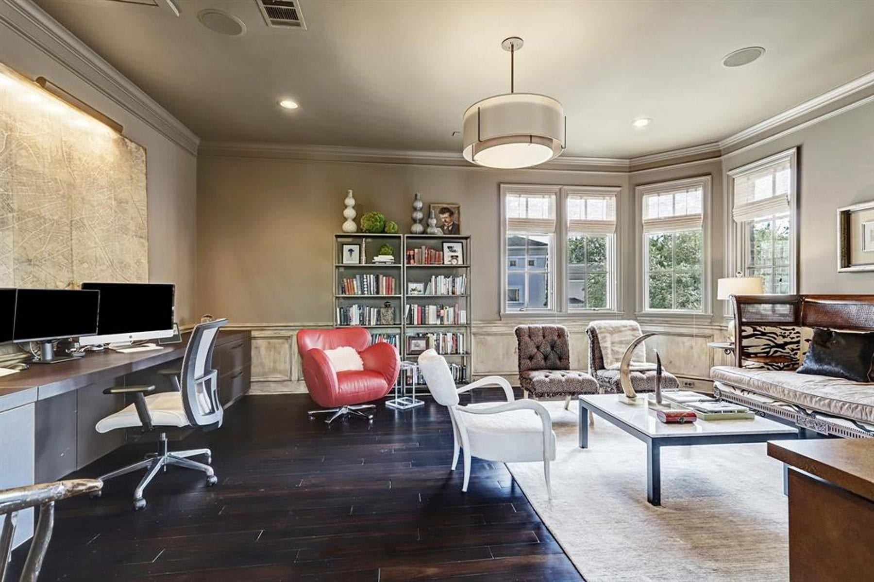 5110 W Oak Mews, Houston, TX 77056 The second floor flex room is perfect for a game room, exercise room, second office, or guest bedroom.