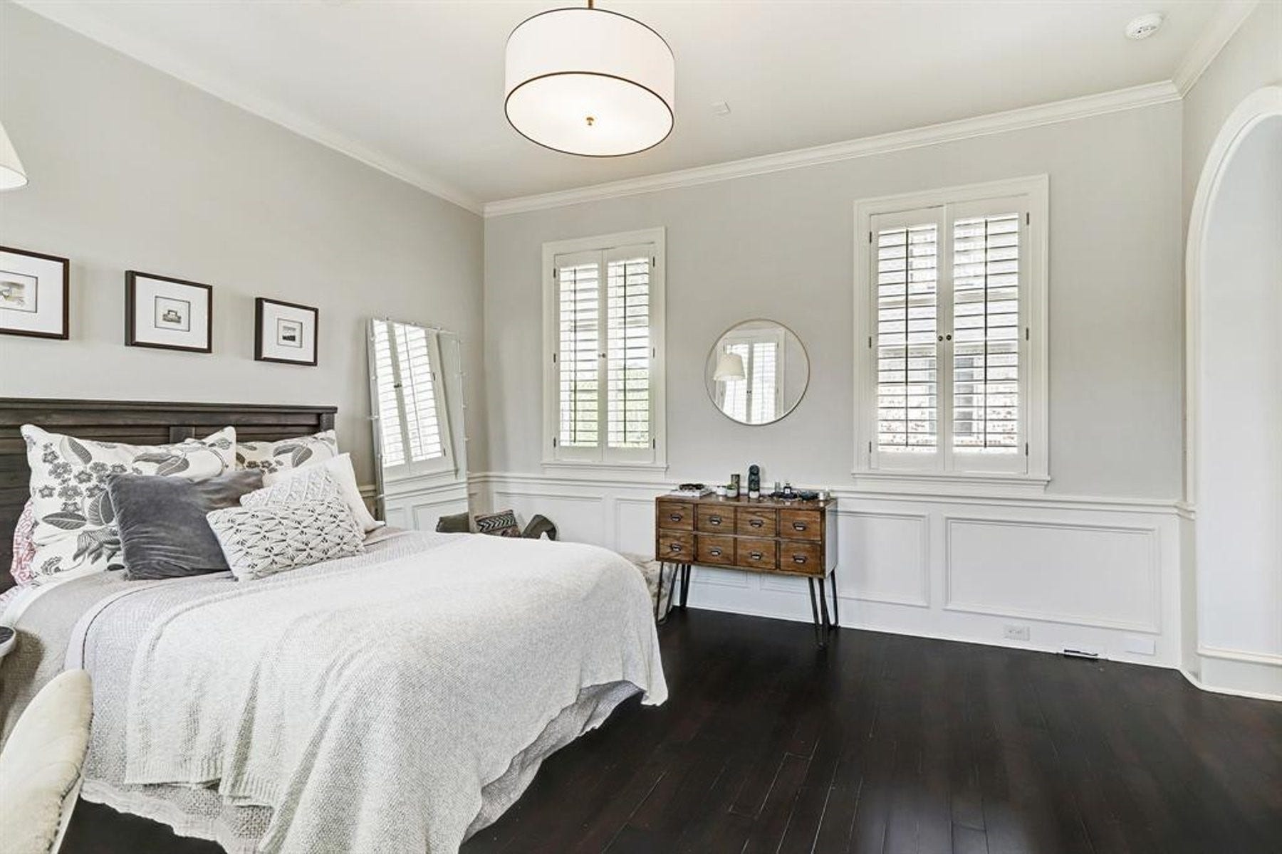 5110 W Oak Mews, Houston, TX 77056 The spacious second bedroom offers a peaceful retreat for family or guests, featuring generous proportions, abundant natural light, and refined finishes. Thoughtfully designed for comfort and versatility, this inviting space provides the perfect balance of elegance and everyday functionality.