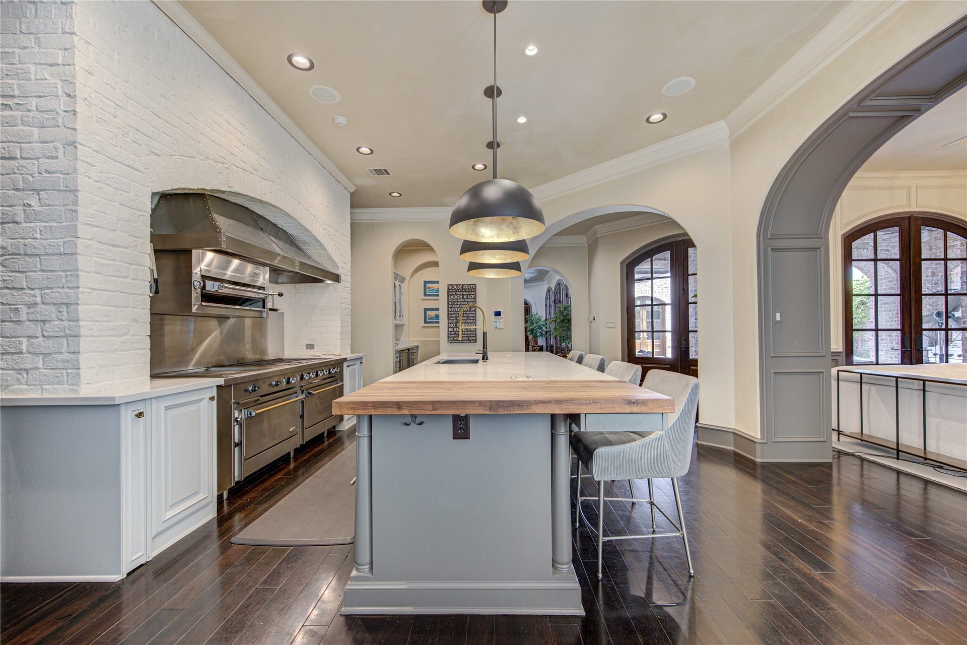 5110 W Oak Mews, Houston, TX 77056 The Gourmet kitchen is a culinary enthusiast's dream with a large center island opening to the living room for today's modern lifestyle.