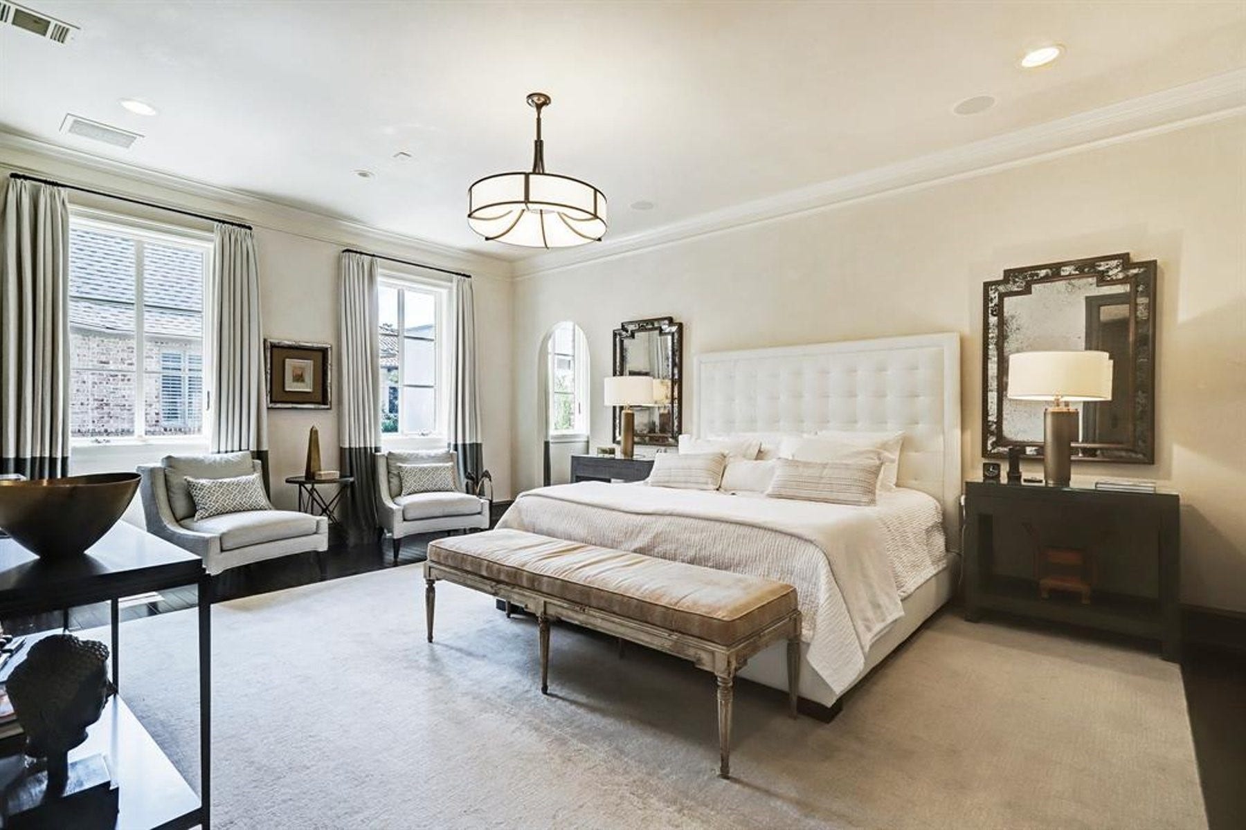 5110 W Oak Mews, Houston, TX 77056 The luxurious second-floor primary suite is a private sanctuary designed for comfort and elegance. Spacious and serene, this sophisticated retreat features beautiful architectural details, abundant natural light, and a tranquil ambiance, creating the perfect escape at the end of the day.