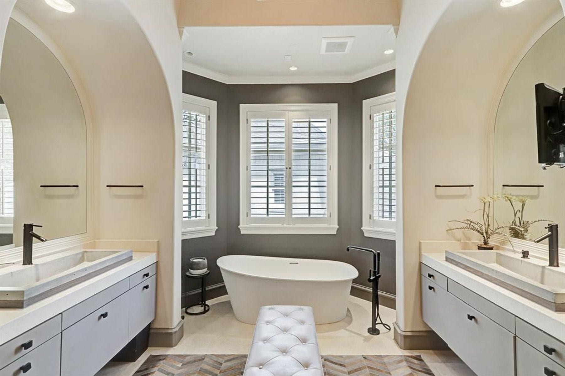 5110 W Oak Mews, Houston, TX 77056 The spa-inspired primary bathroom has been beautifully renovated with sophisticated modern finishes, featuring a luxurious freestanding soaking tub, separate his-and-her vanities, and designer fixtures. Thoughtfully crafted to provide both style and function, this elegant retreat offers a serene, resort-quality experience for everyday living.