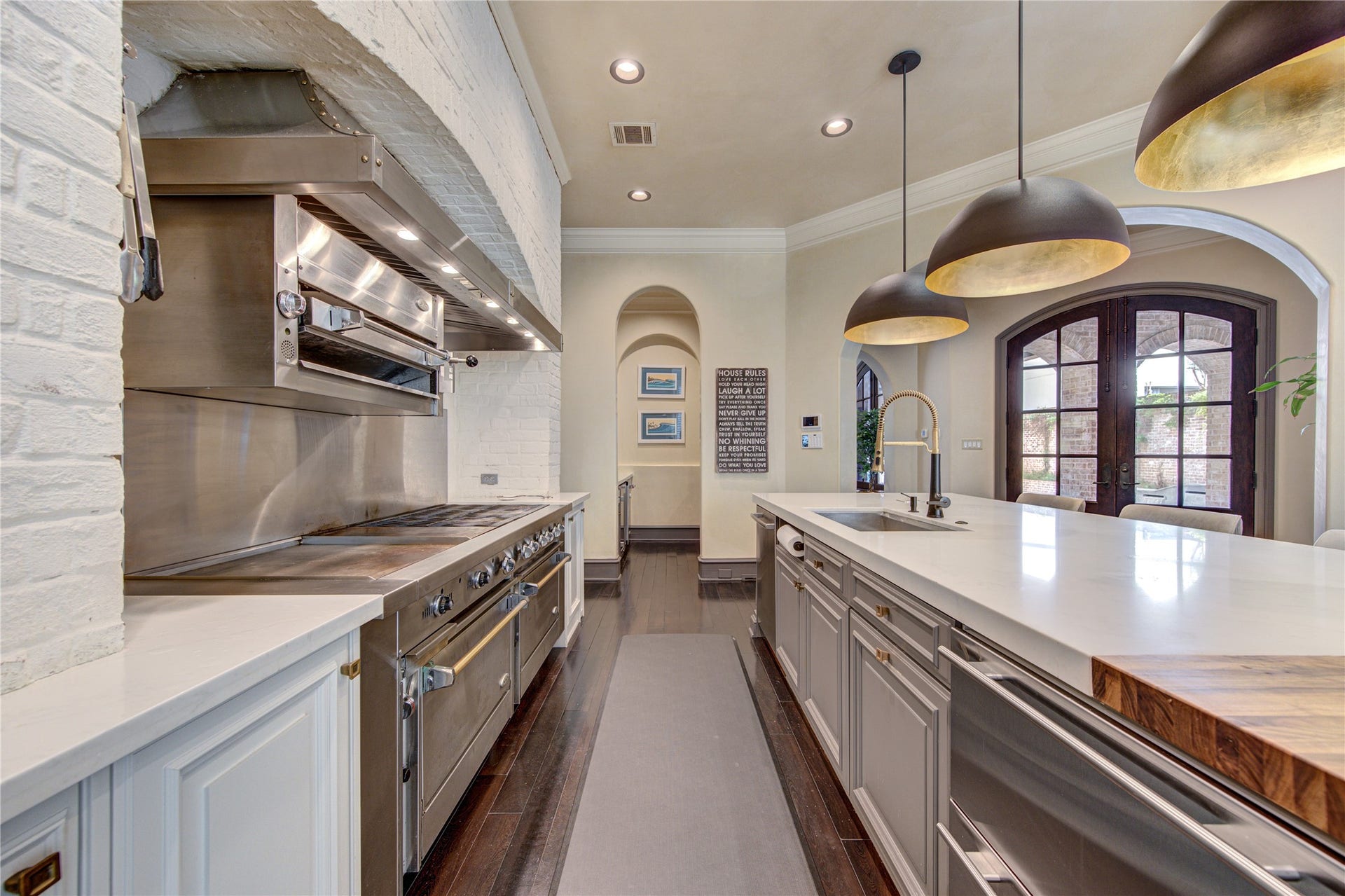 5110 W Oak Mews, Houston, TX 77056 This amazing Jade Bistro 72" 8 burner gas range with griddle is built for a chef in mind and is found in high end restaurants. Complete with a double oven so hosting over the holidays will be in style.