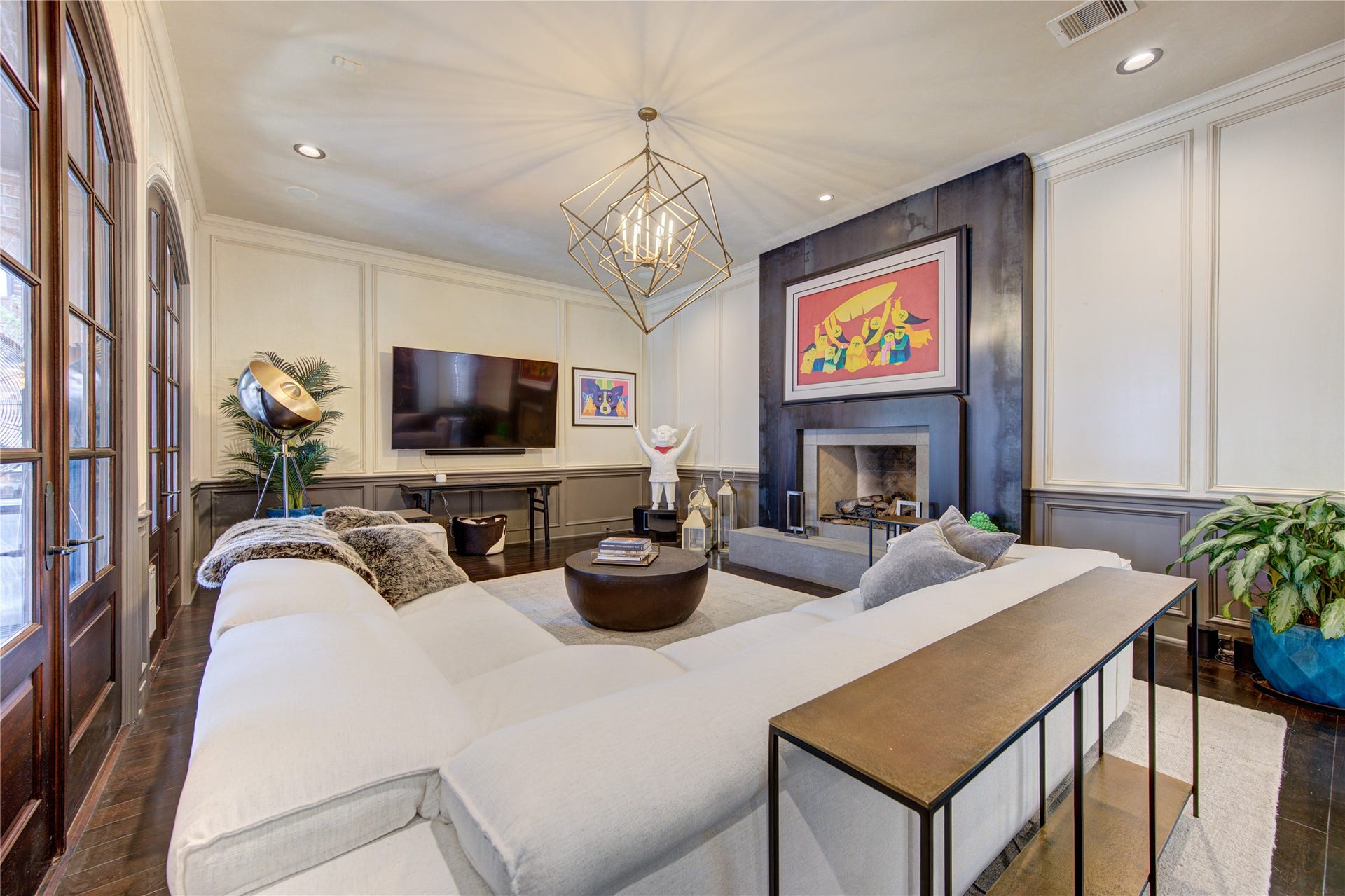5110 W Oak Mews, Houston, TX 77056 Every detail of this home has been carefully curated to ensure a luxurious and comfortable living experience, including in this living room.