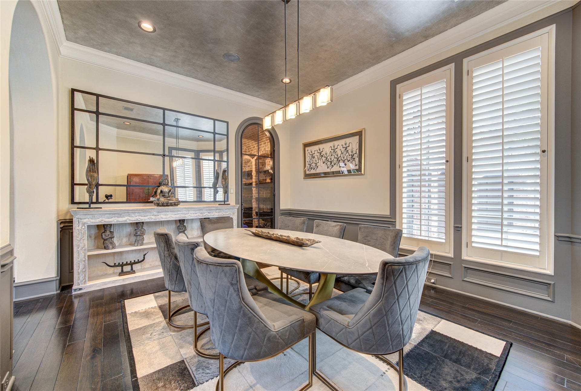 5110 W Oak Mews, Houston, TX 77056 The mirror in the Dining room will stay with the house and offers a perfect accent piece for this transitional space. The modern chandelier will accent any table.