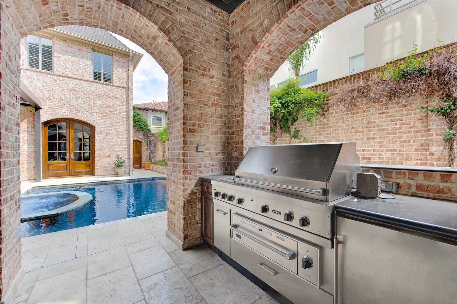 5110 W Oak Mews, Houston, TX 77056 If you love to entertain outdoors, the fully equipped outdoor kitchen with built-in gas grill will allow you to host summer barbecues in style. The beautiful covered patio is enhanced by brick walls and a Travertine deck.
