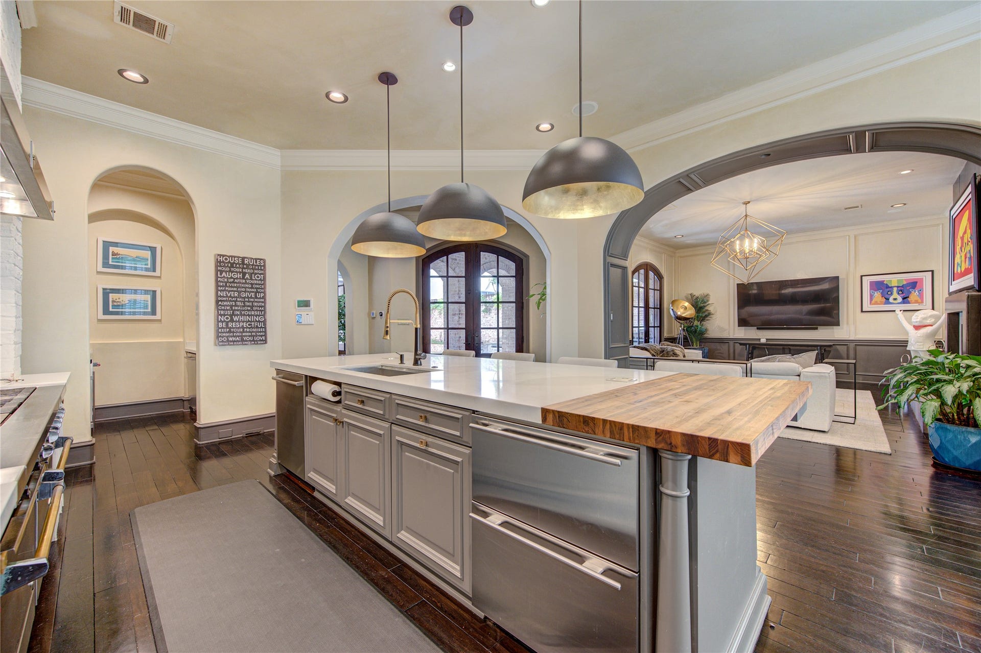 5110 W Oak Mews, Houston, TX 77056 The gourmet island kitchen is designed for both everyday living and elegant entertaining, featuring sleek modern pendant lighting, premium appliances, abundant custom cabinetry, and generous prep space. Open to the living room, this beautifully designed space keeps everyone connected while offering effortless flow for hosting, casual dining, and gathering with family and friends.