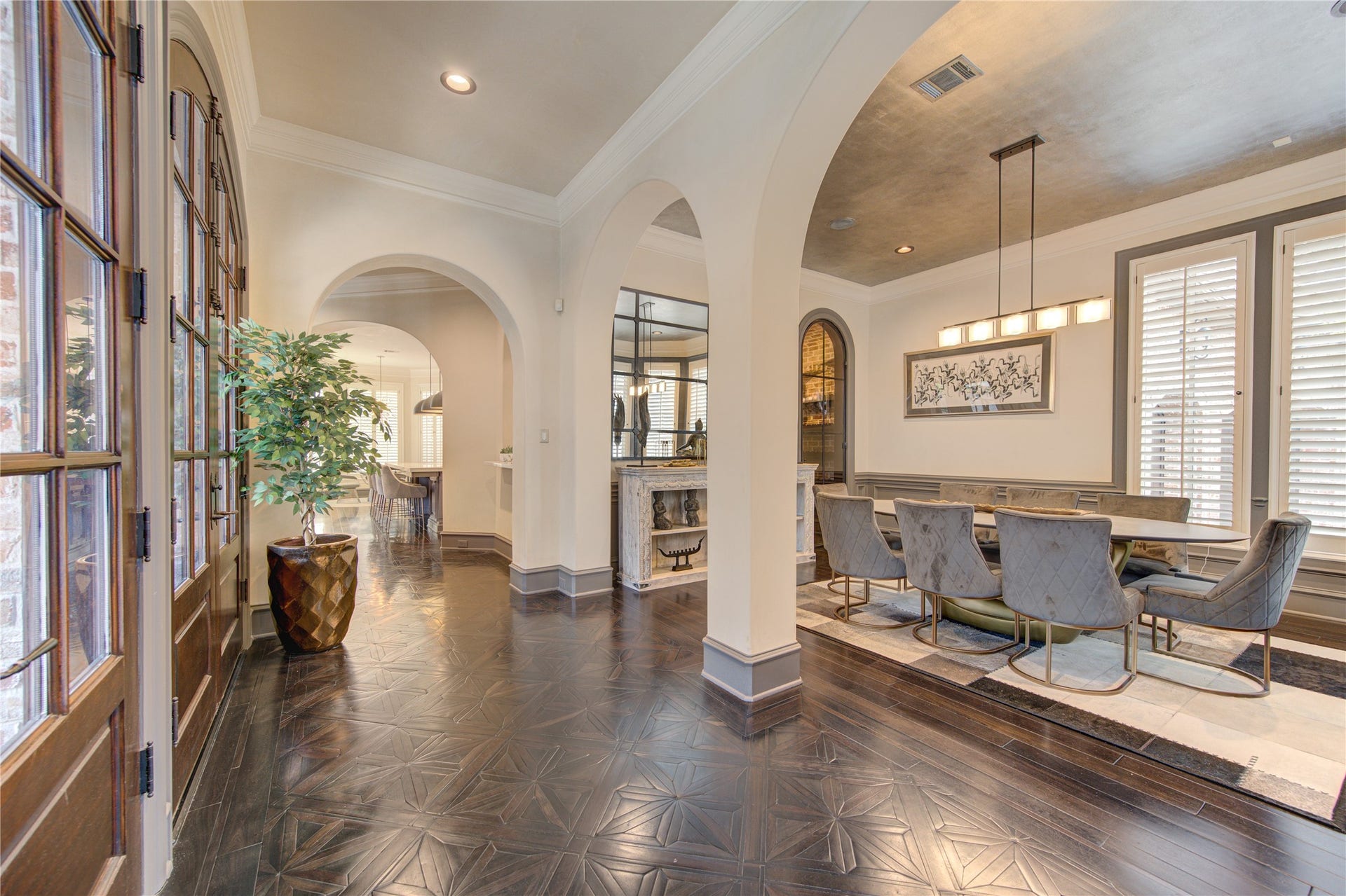5110 W Oak Mews, Houston, TX 77056 The interior spaces have been thoughtfully designed to create a seamless flow for entertaining and every day living. The formal dining room feels both open and slightly secluded to create an elegant dining experience.