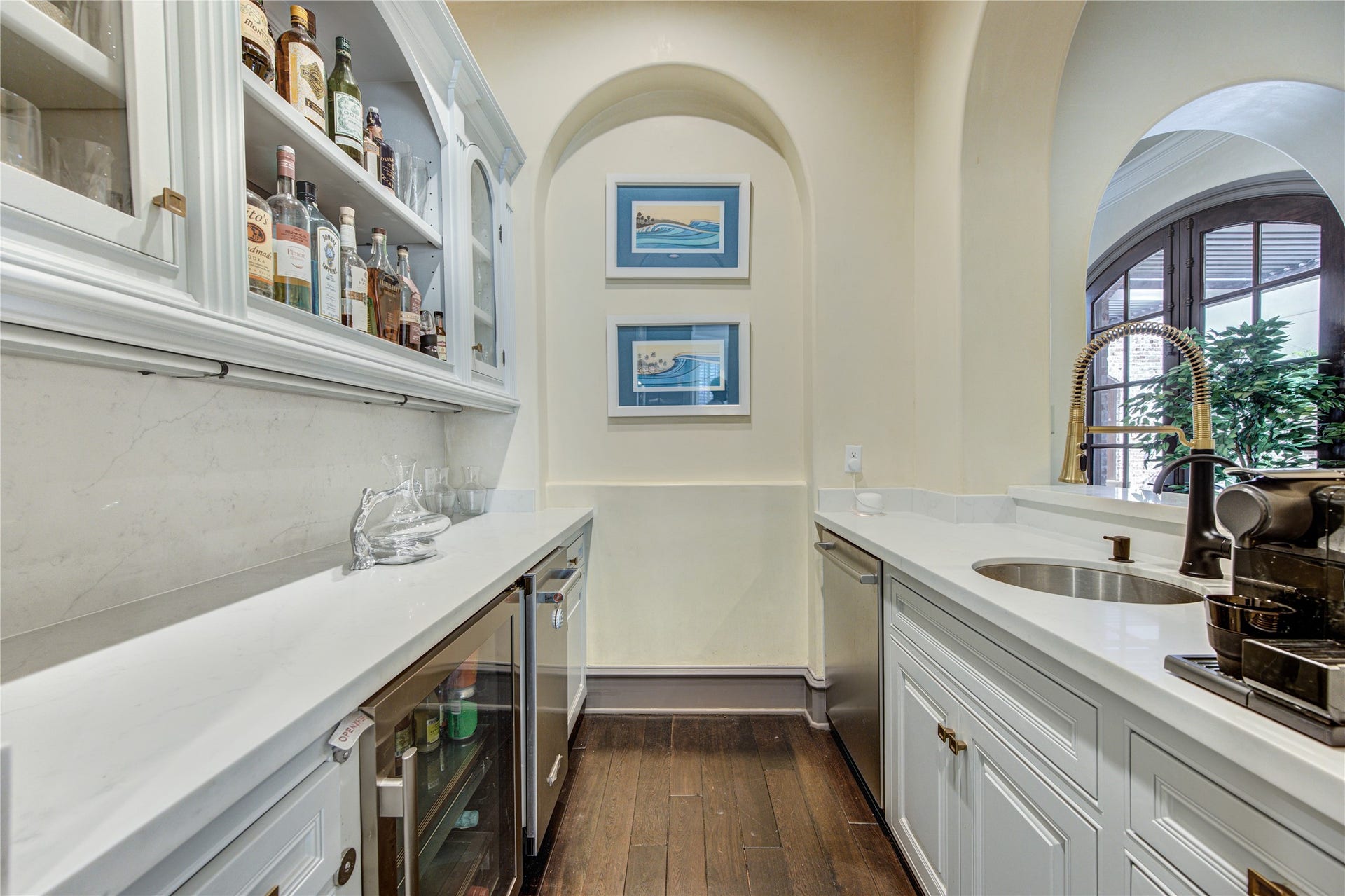 5110 W Oak Mews, Houston, TX 77056 This home is truly designed for entertaining with this Butlers Bar opening to the living room. Complete with an ice maker, beverage cooler, sink, and a second dishwasher!