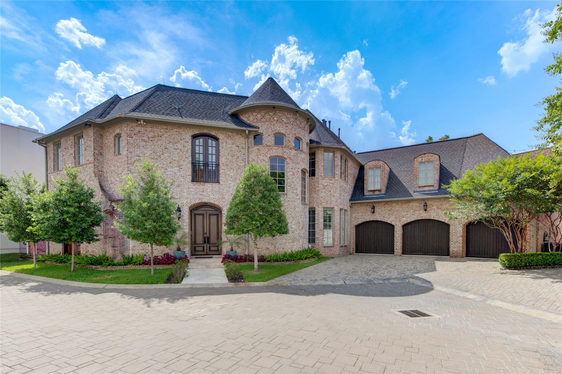 5110 W Oak Mews, Houston, TX 77056 Welcome home to 511 West Oak Mews in the exclusive gated community of West Oaks. Privacy, security, and sophistication in the heart of Houston.