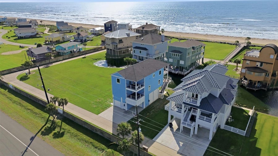 Property photo for 18 Blue Heron circle, Galveston, TX
