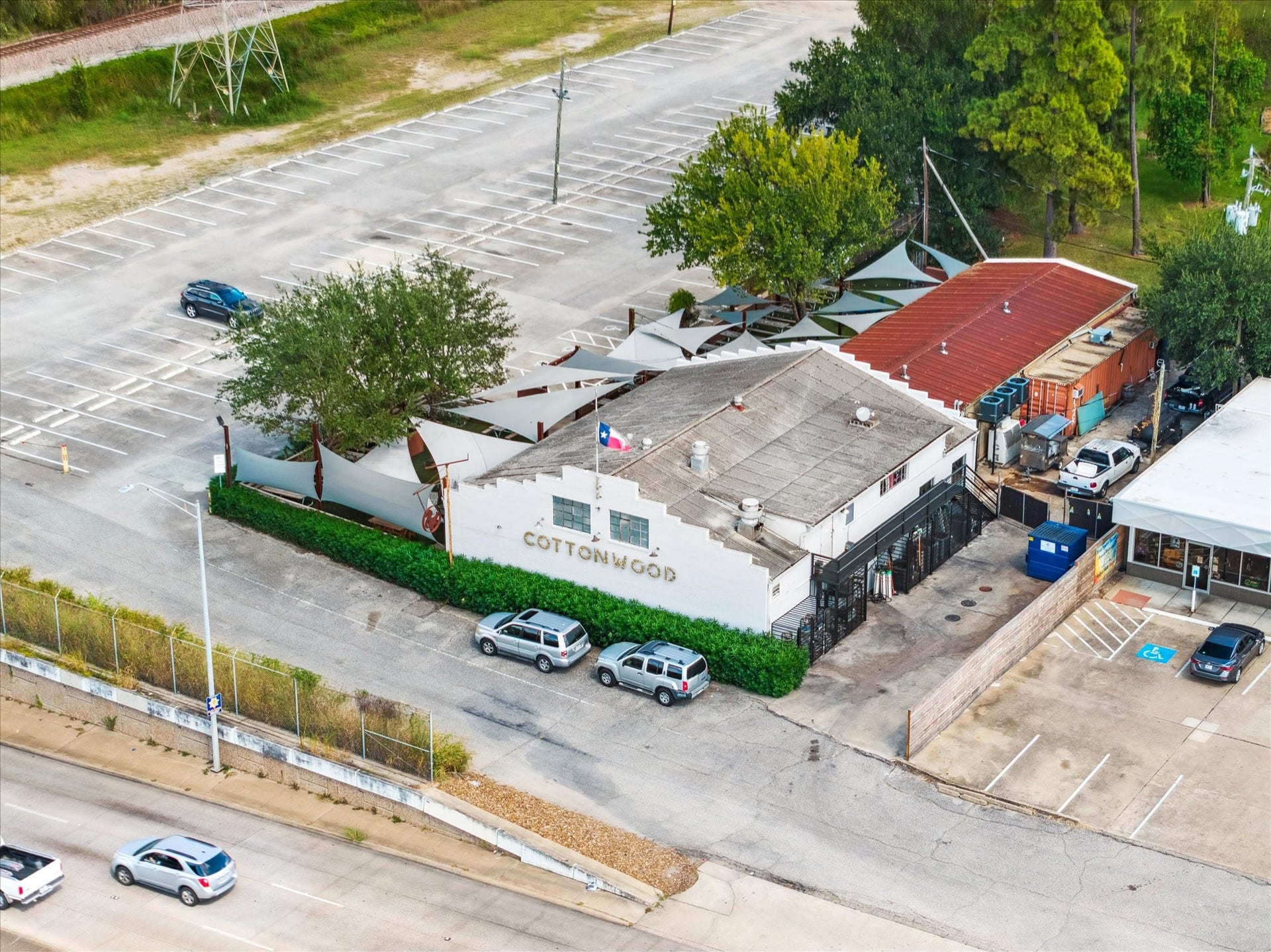 Cottonwood is a popular bar and restaurant located in the heart of Garden Oaks. This vibrant establishment features a spacious indoor dining area and an expansive outdoor patio shaded by custom sail canopies and mature tree, perfect for hosting events or enjoying Houston's weather.