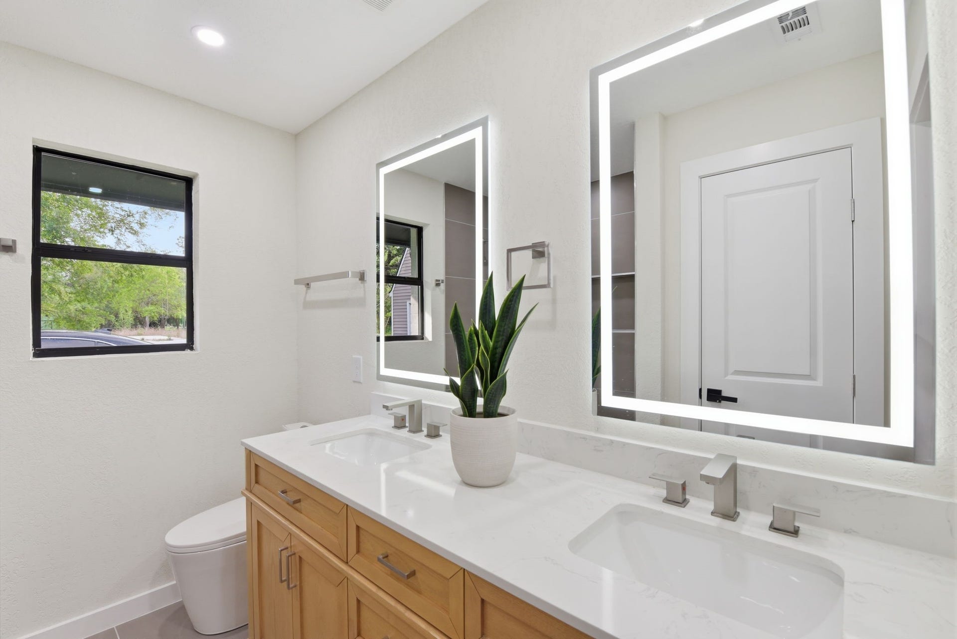 1011 Sycamore Road, Richmond, TX 77469 Hall bathroom