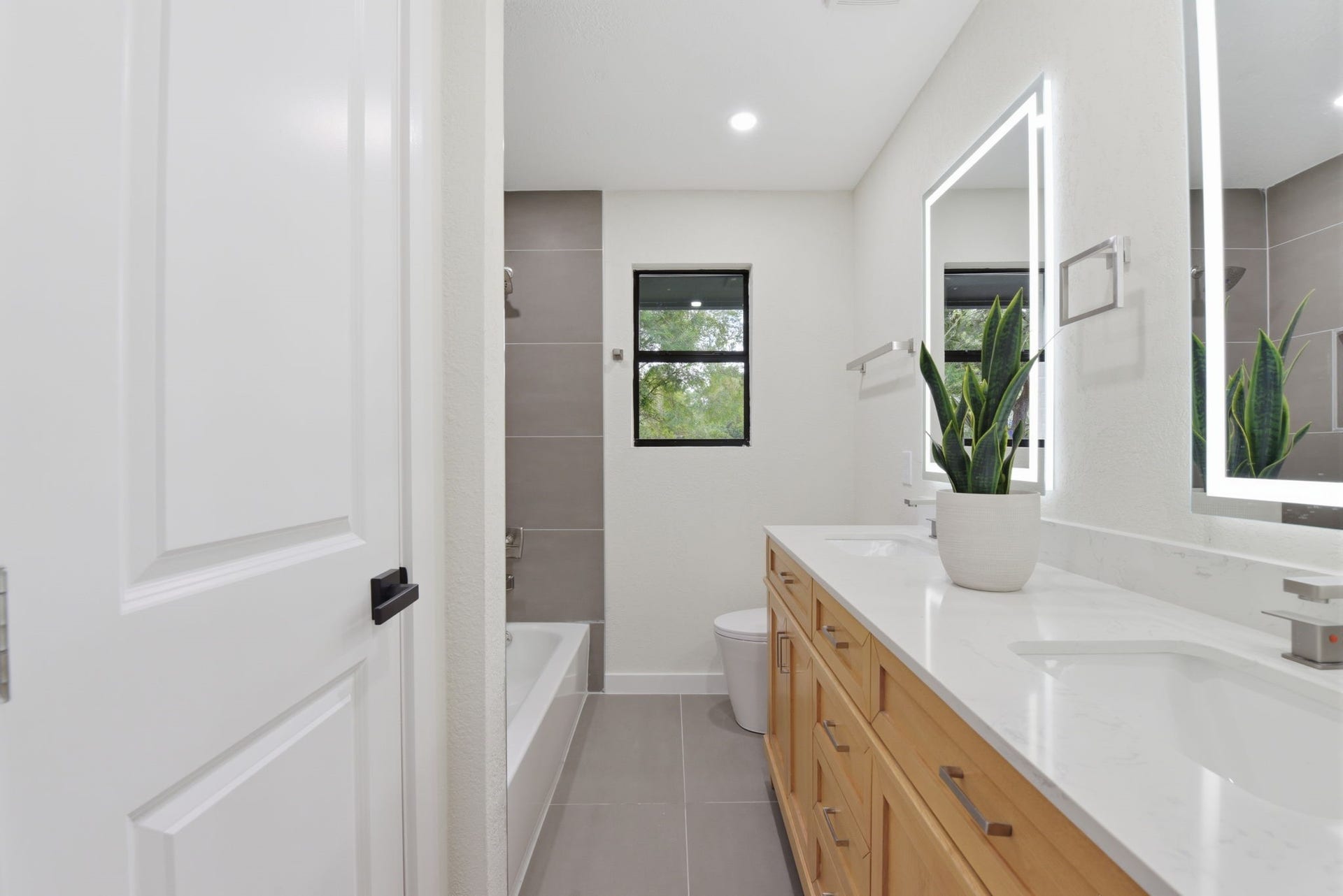 1011 Sycamore Road, Richmond, TX 77469 Another view of the hall bathroom