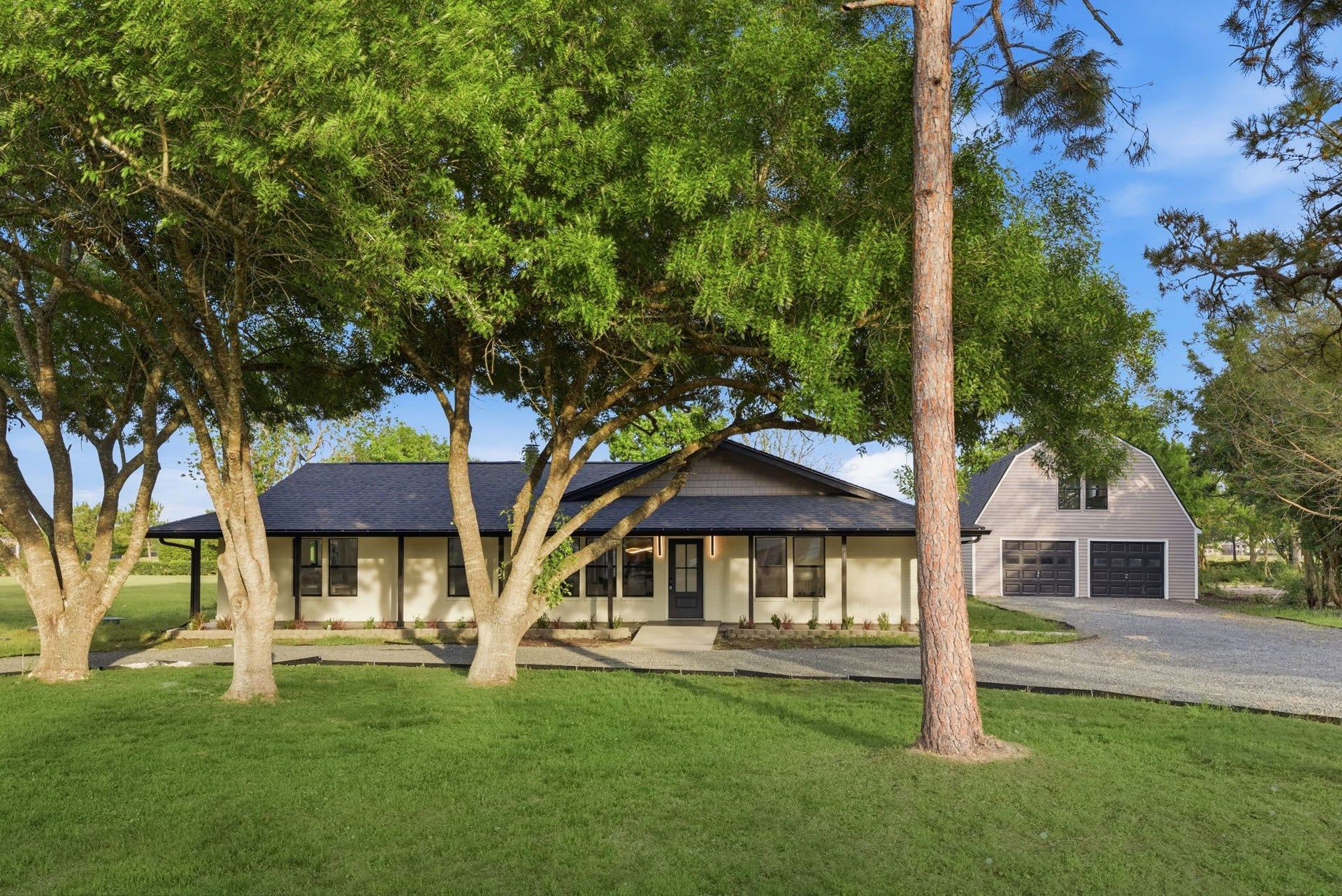 1011 Sycamore Road, Richmond, TX 77469 ~2800 sq ft main home with a ~700 sq ft garage apartment