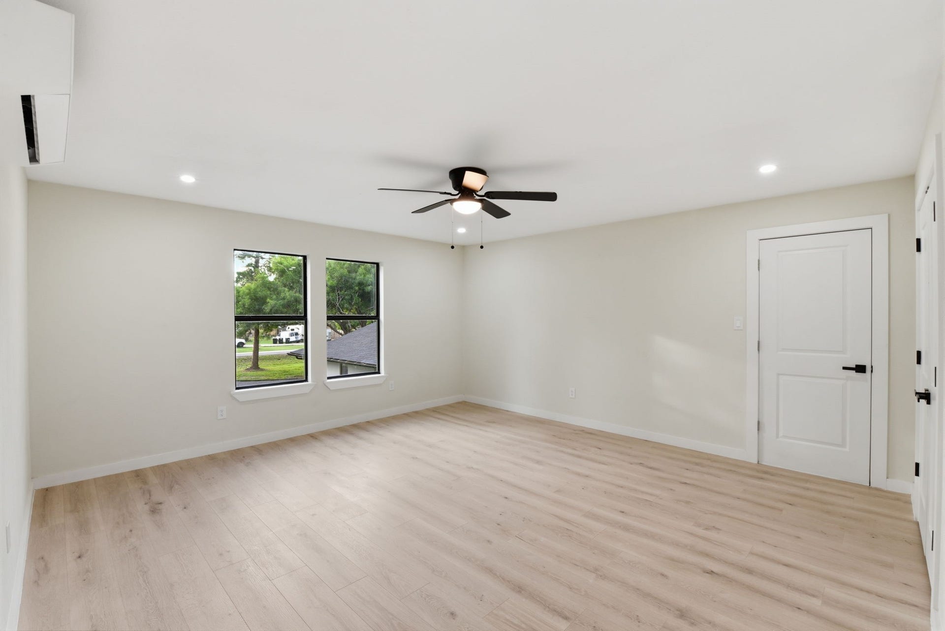 1011 Sycamore Road, Richmond, TX 77469 Garage apartment living and sleeping area