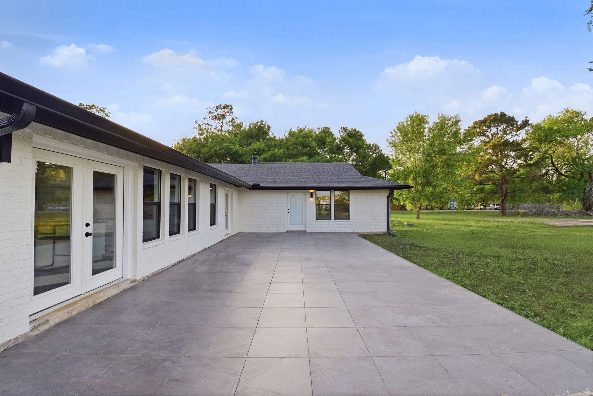1011 Sycamore Road, Richmond, TX 77469 Back patio with large format Italian porcelain tiles from Marazzi