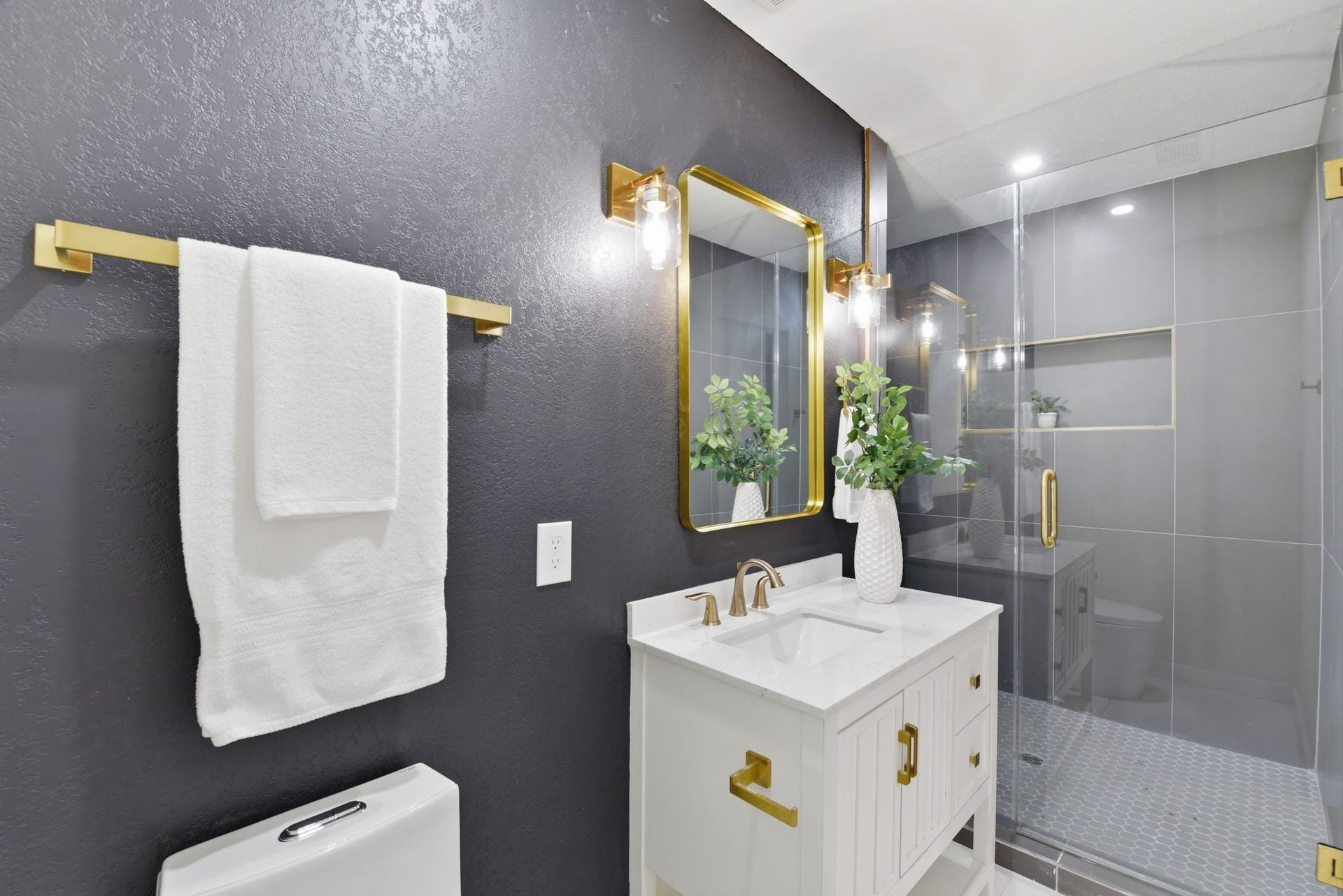 1011 Sycamore Road, Richmond, TX 77469 Secondary en-suite bathroom