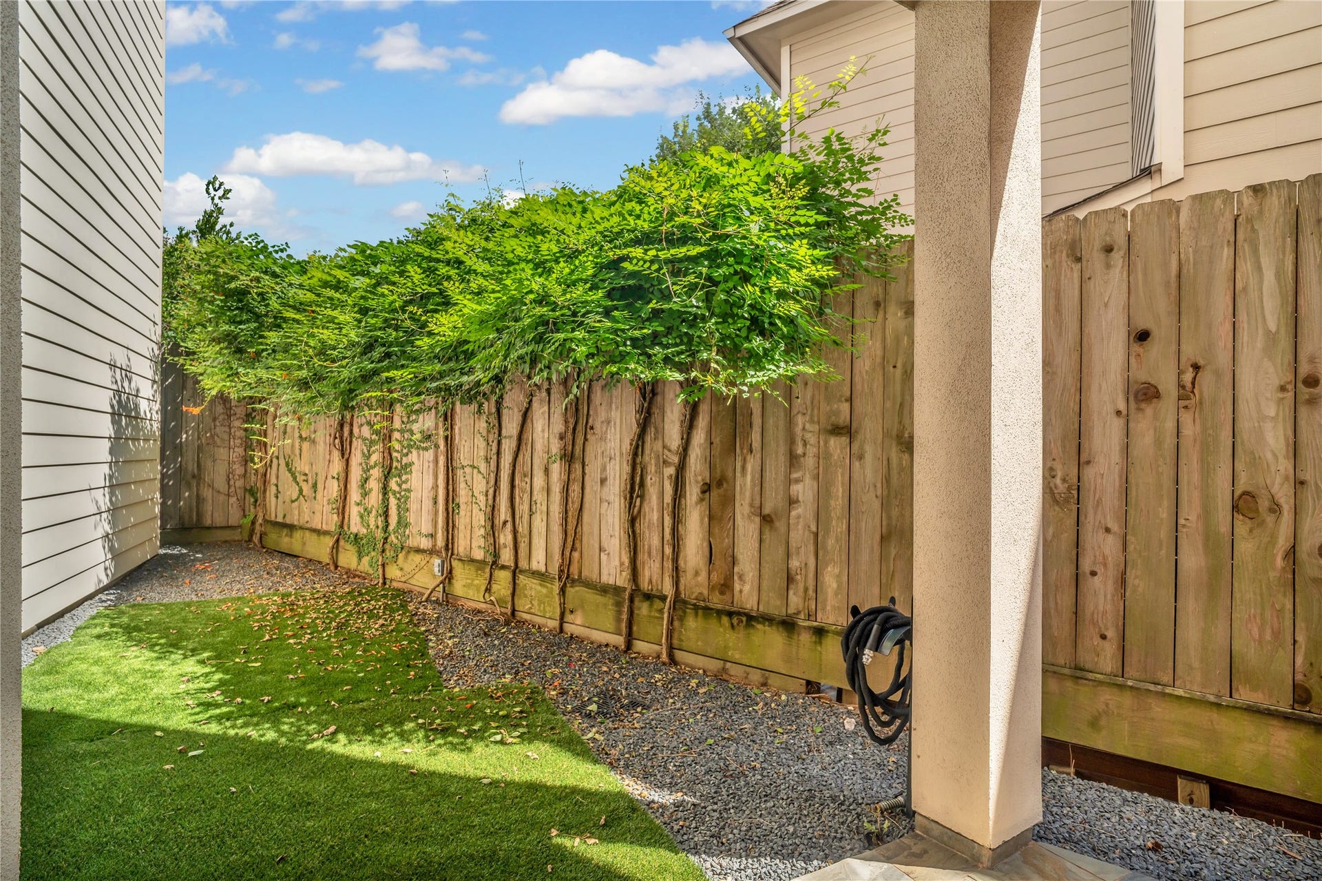 1624 Vermont Street, Houston, TX 77006 Your private backyard with artificial turf! Perfect for evening hangouts.
