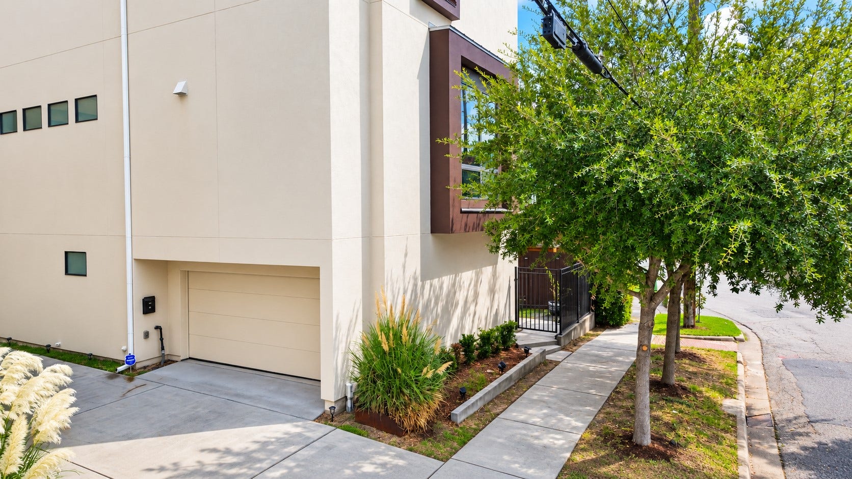 1624 Vermont Street, Houston, TX 77006 Schedule your tour today!