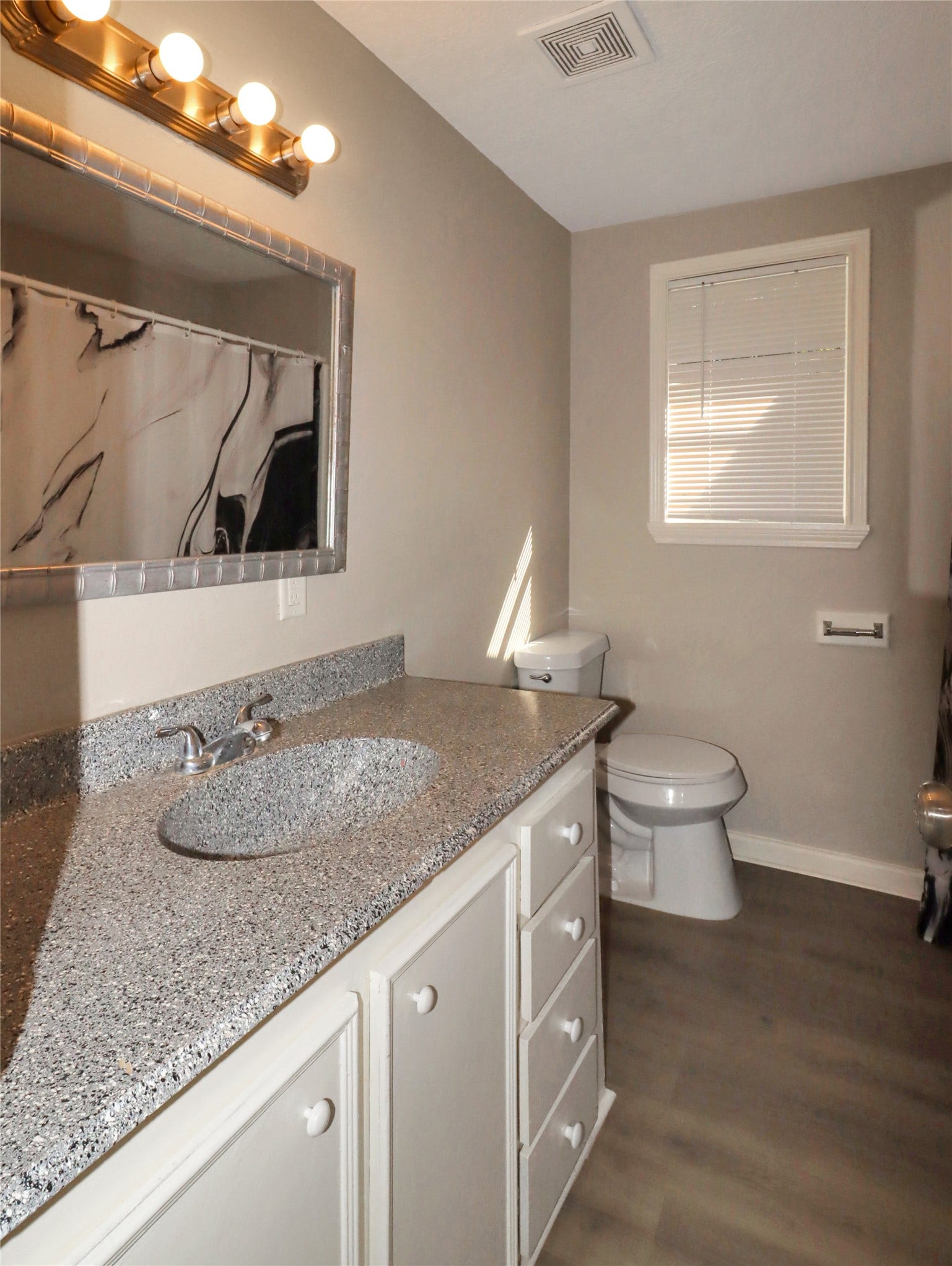 720 Roosevelt Street, La Marque, TX 77568 Hallway Bath