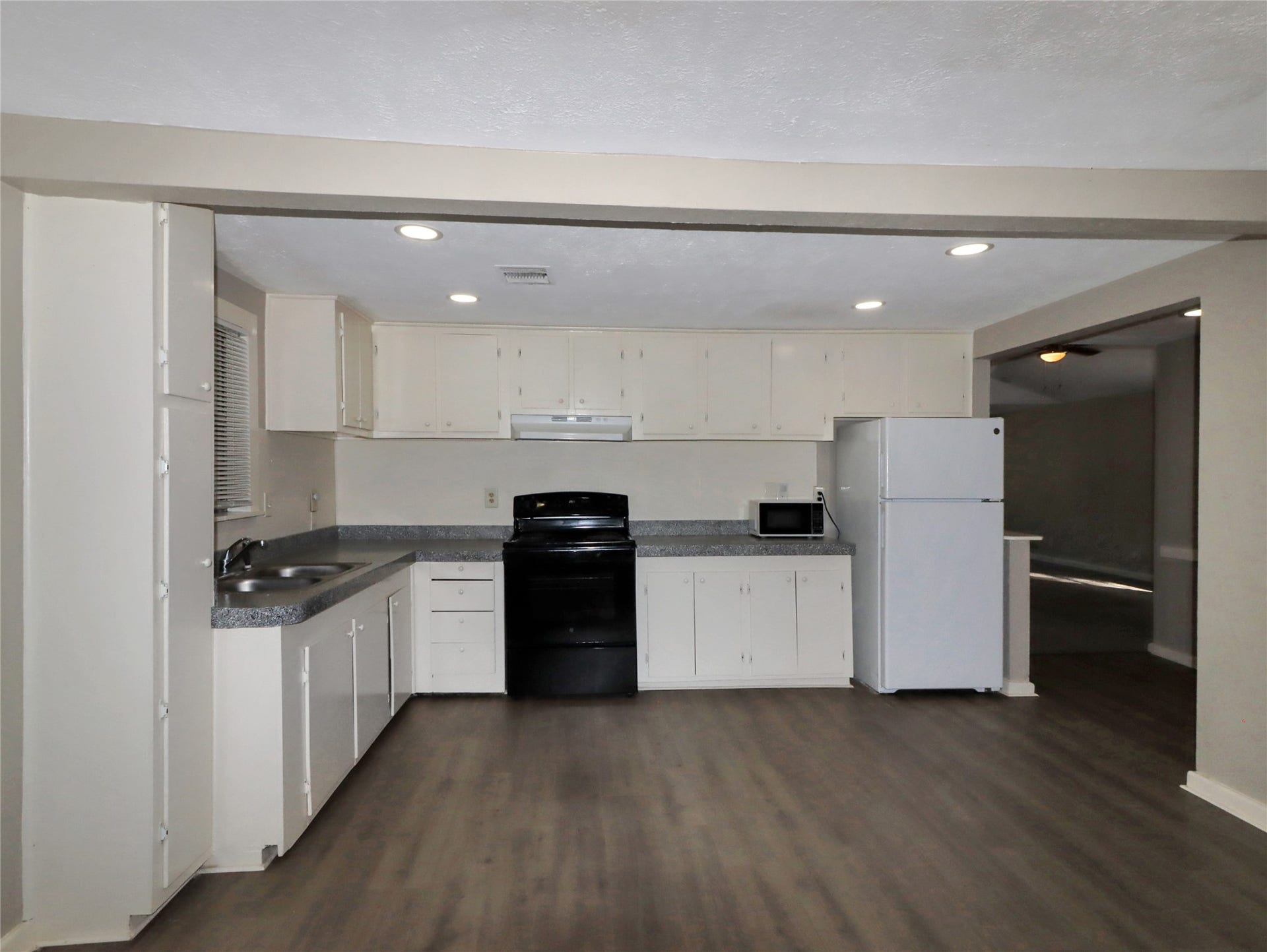 720 Roosevelt Street, La Marque, TX 77568 Kitchen