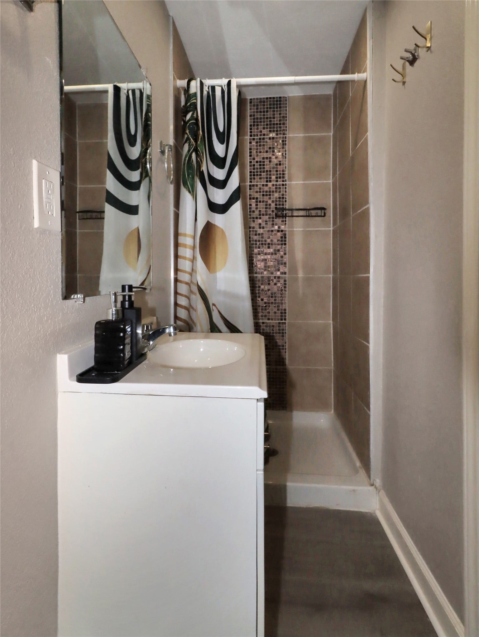720 Roosevelt Street, La Marque, TX 77568 Primary Bath