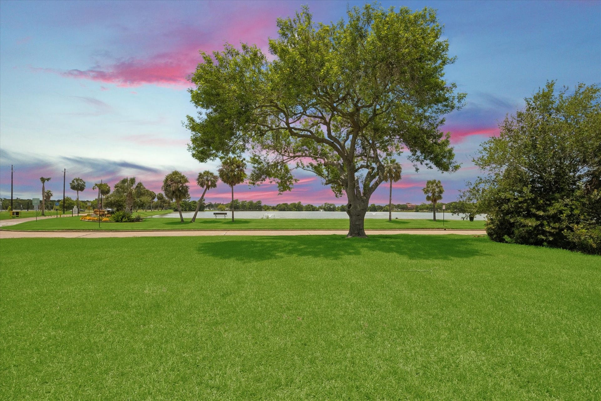18743 Martinique Drive, Nassau Bay, TX 77058 Beautiful Sunrise Views!