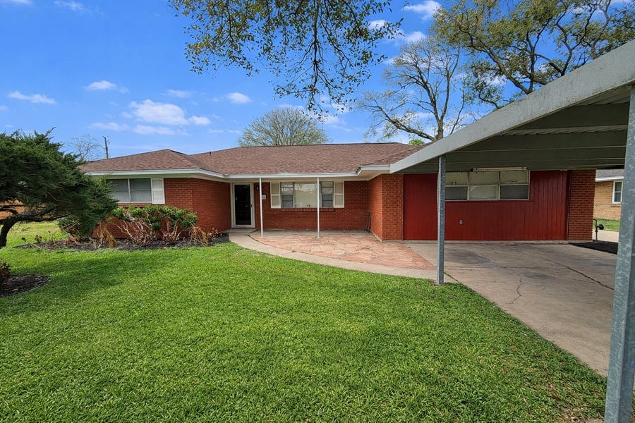 Property photo for 316 Angle Street, Angleton, TX