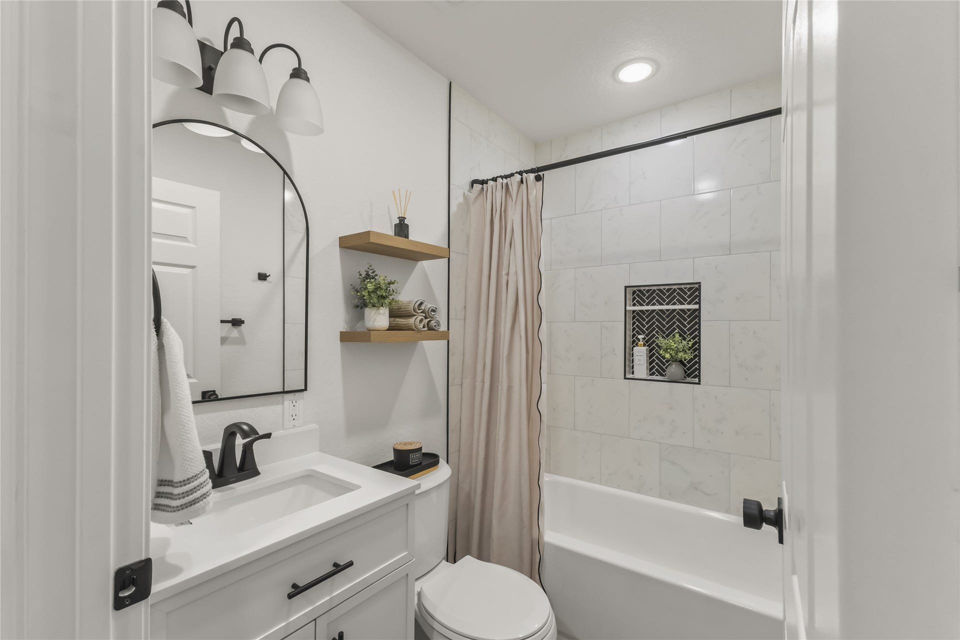 606 Winding Way Street, Lake Jackson, TX 77566