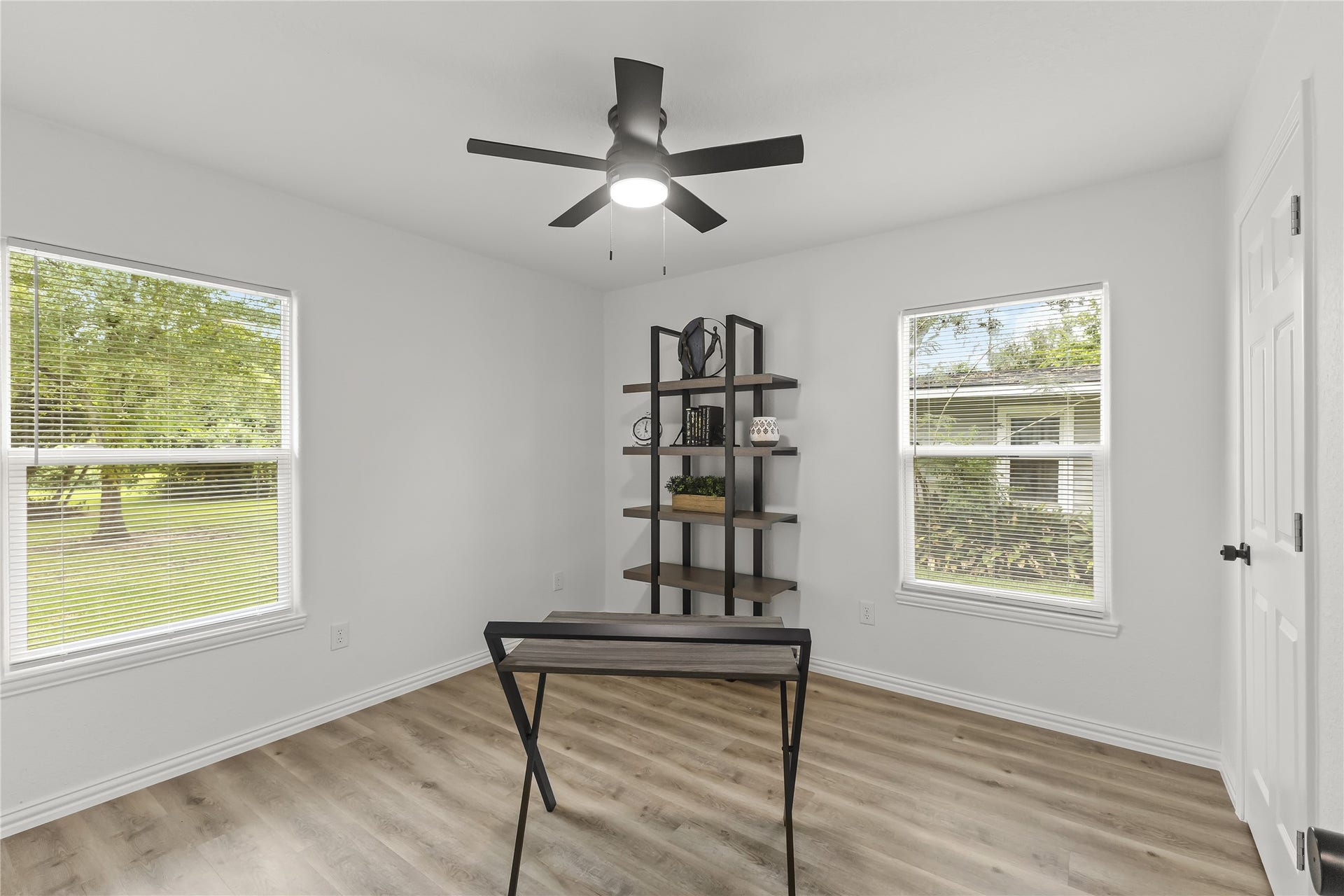 606 Winding Way Street, Lake Jackson, TX 77566