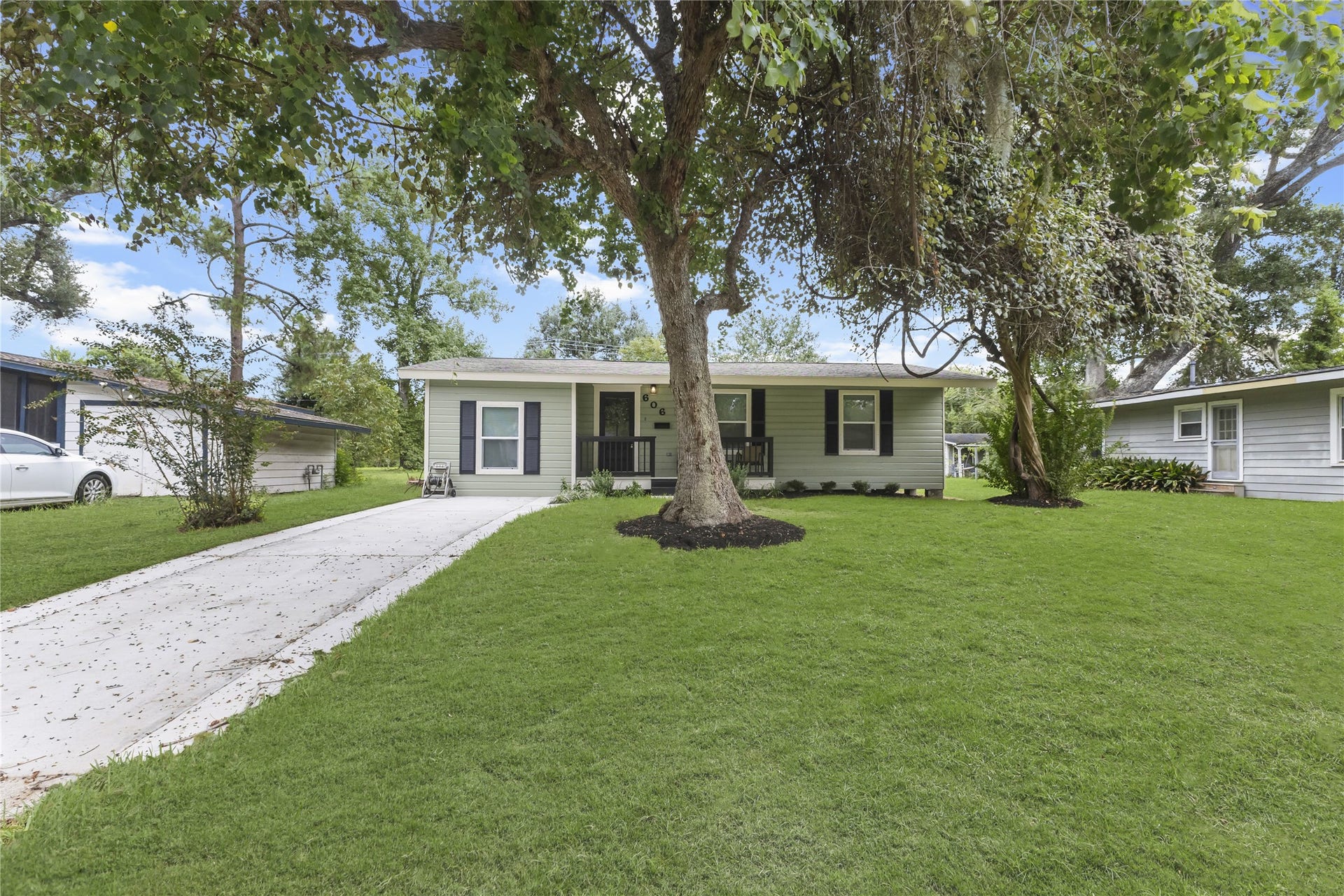 606 Winding Way Street, Lake Jackson, TX 77566