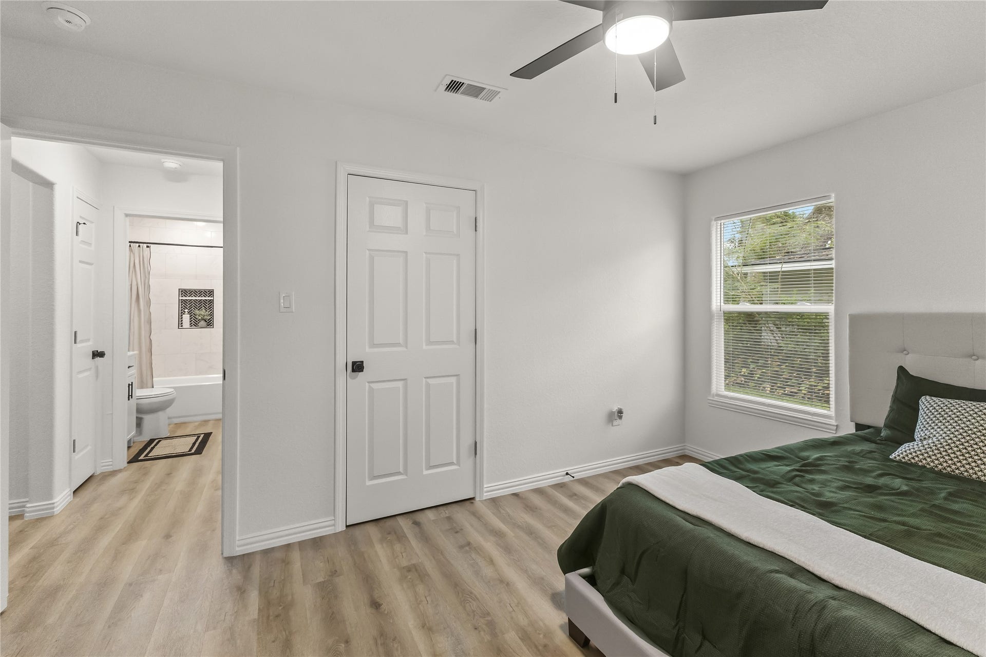 606 Winding Way Street, Lake Jackson, TX 77566