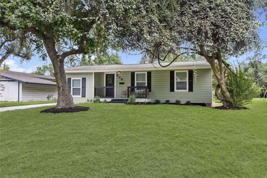Property photo for 606 Winding Way Street, Lake Jackson, TX