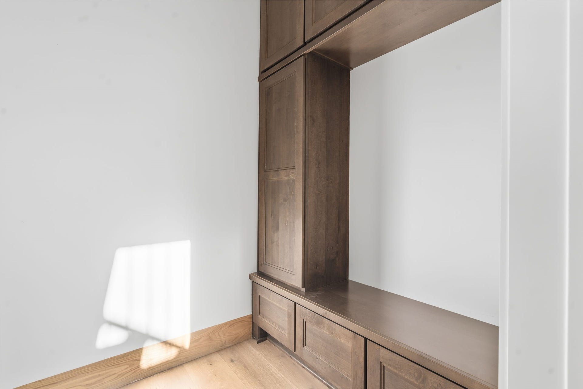 12 N Timber Top Dr, Spring, TX 77380 Mudroom conveniently located right as you enter from the spacious 2-car attached garage