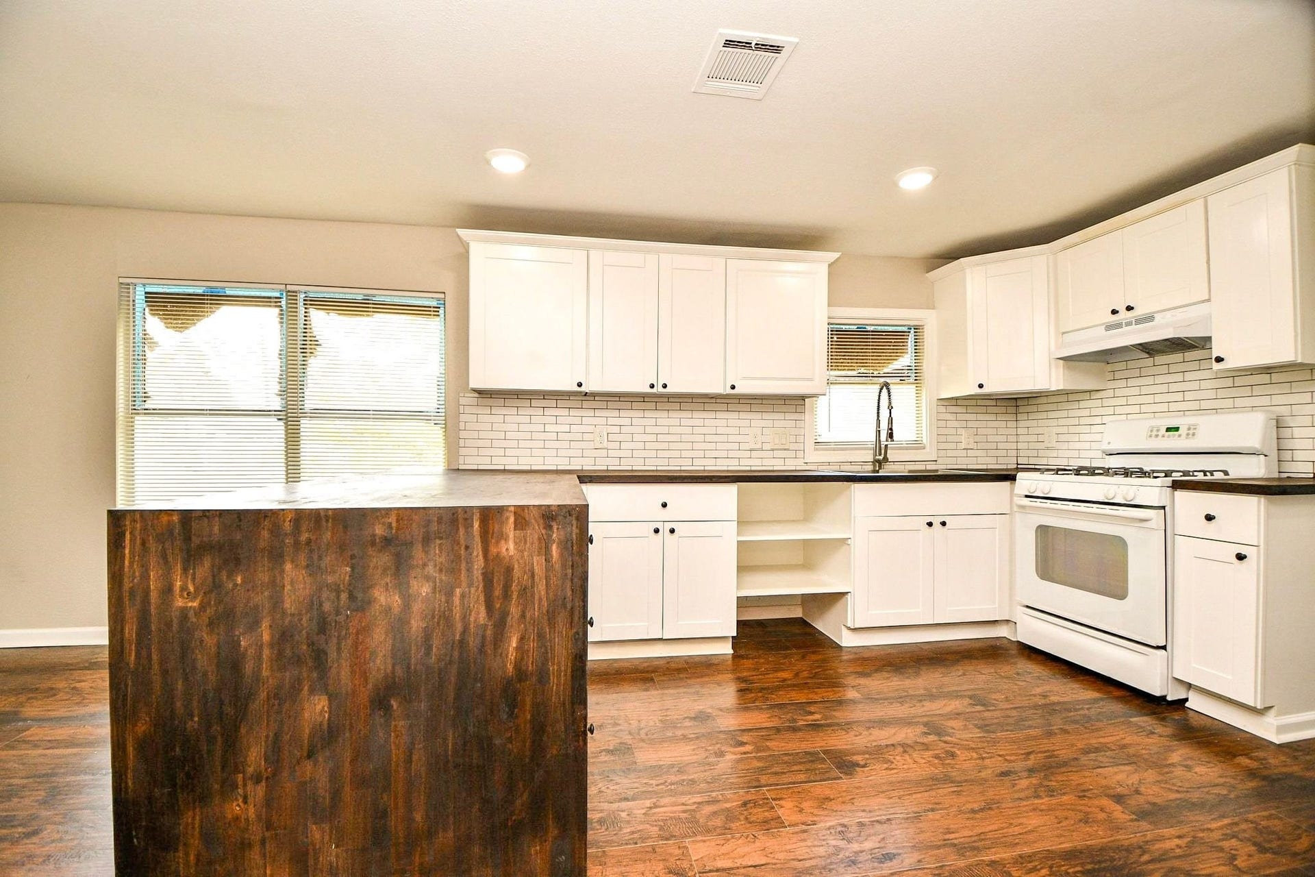 3642 Easy Street, Houston, TX 77026 3642 Easy Street, Houston, TX 77026